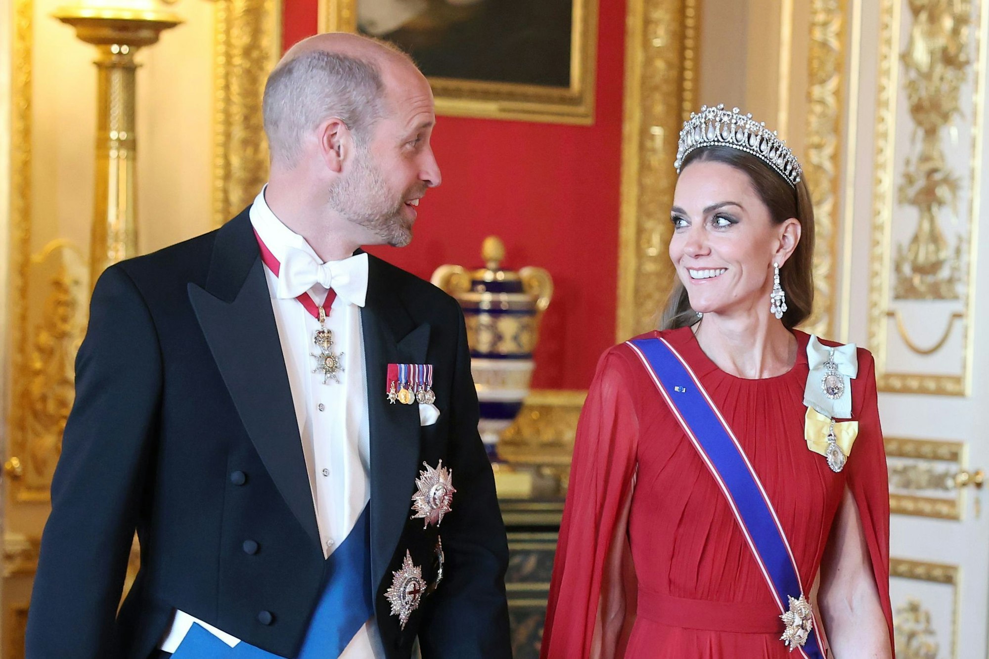 Prinzessin Kate (r.) und Prinz William waren lächelnd auf mehreren Bildern zu sehen.