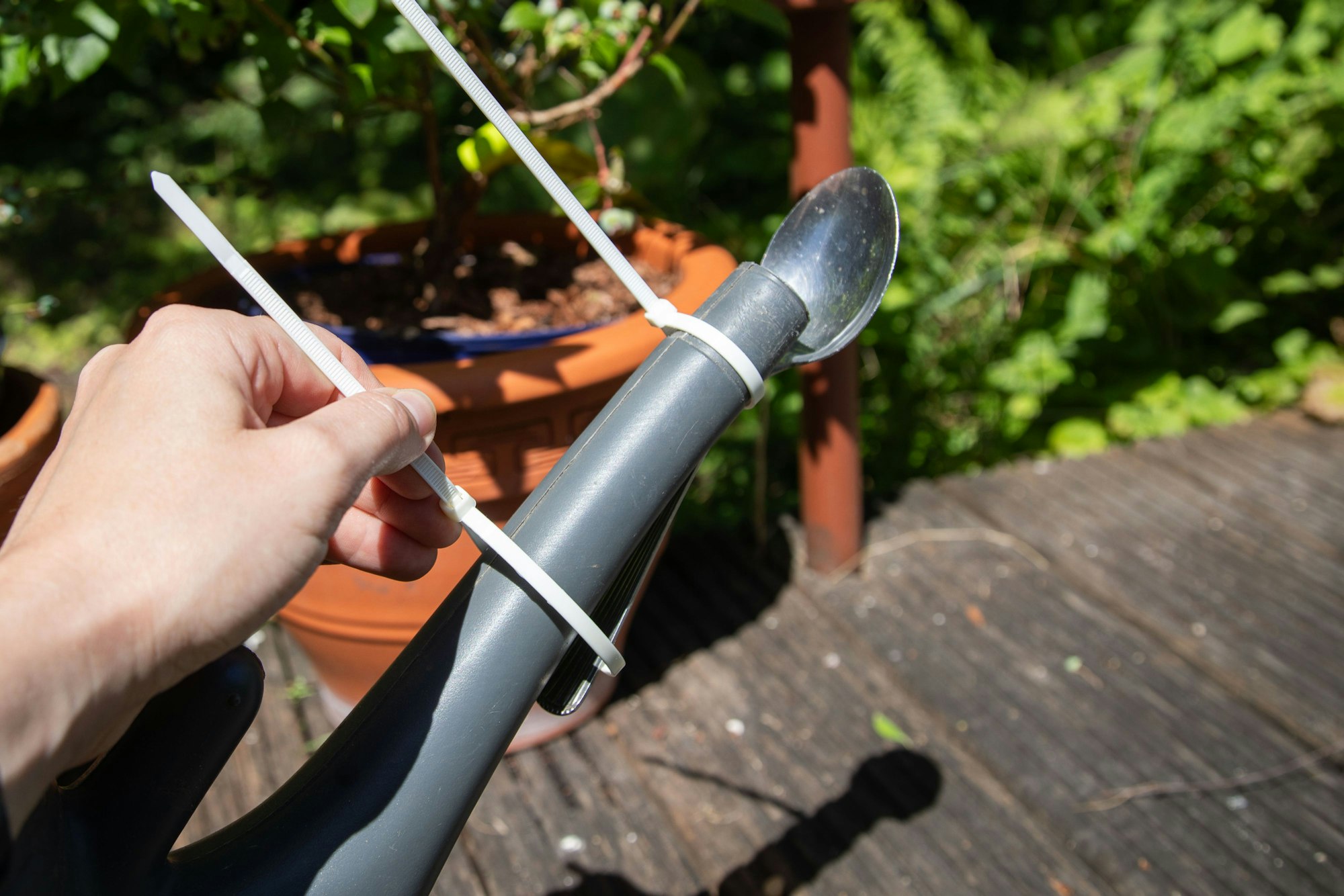 Schritt 1: Den Esslöffel mit Kabelbindern an der Gießkanne befestigen.