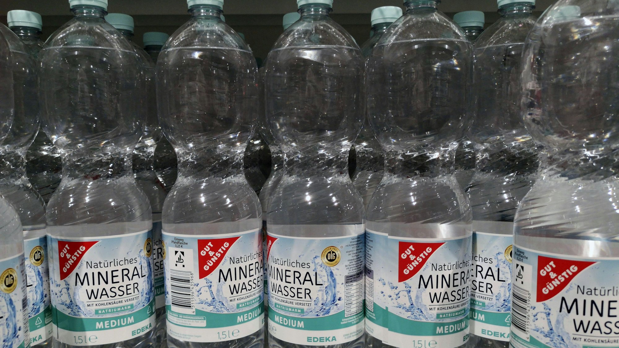 Gut und Günstig Mineralwasser-Flaschen. (Archivbild)