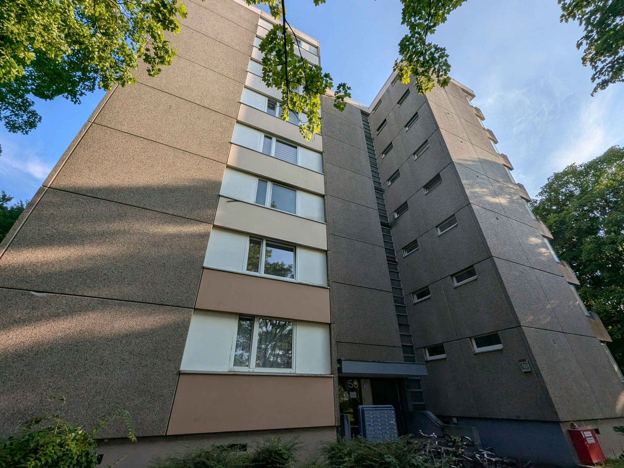 Ein Gebäude mit sieben Etagen.