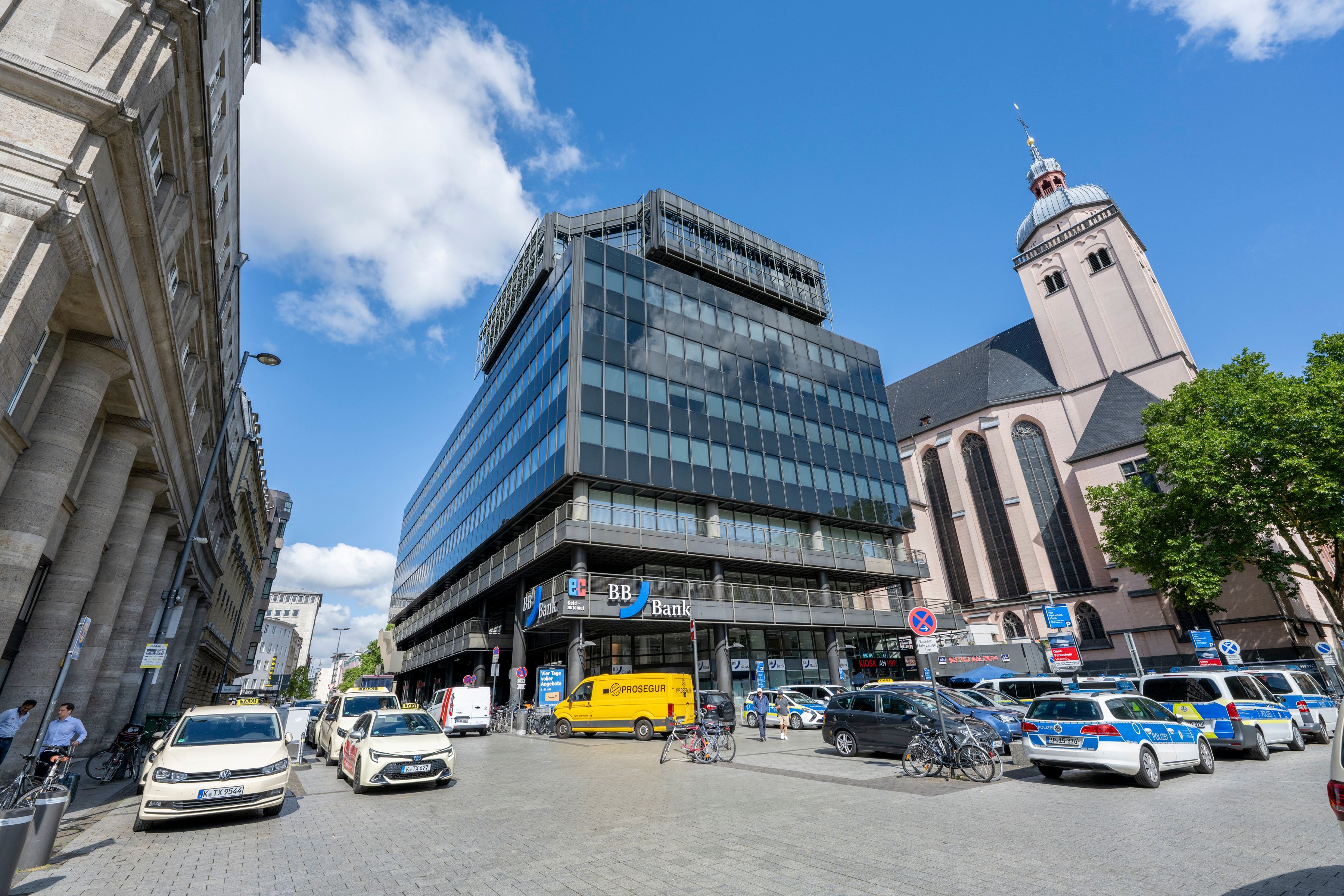 Das sogenannte „Rolex-Haus“ steht in der Dompropst-Ketzer-Straße am Hauptbahnhof.