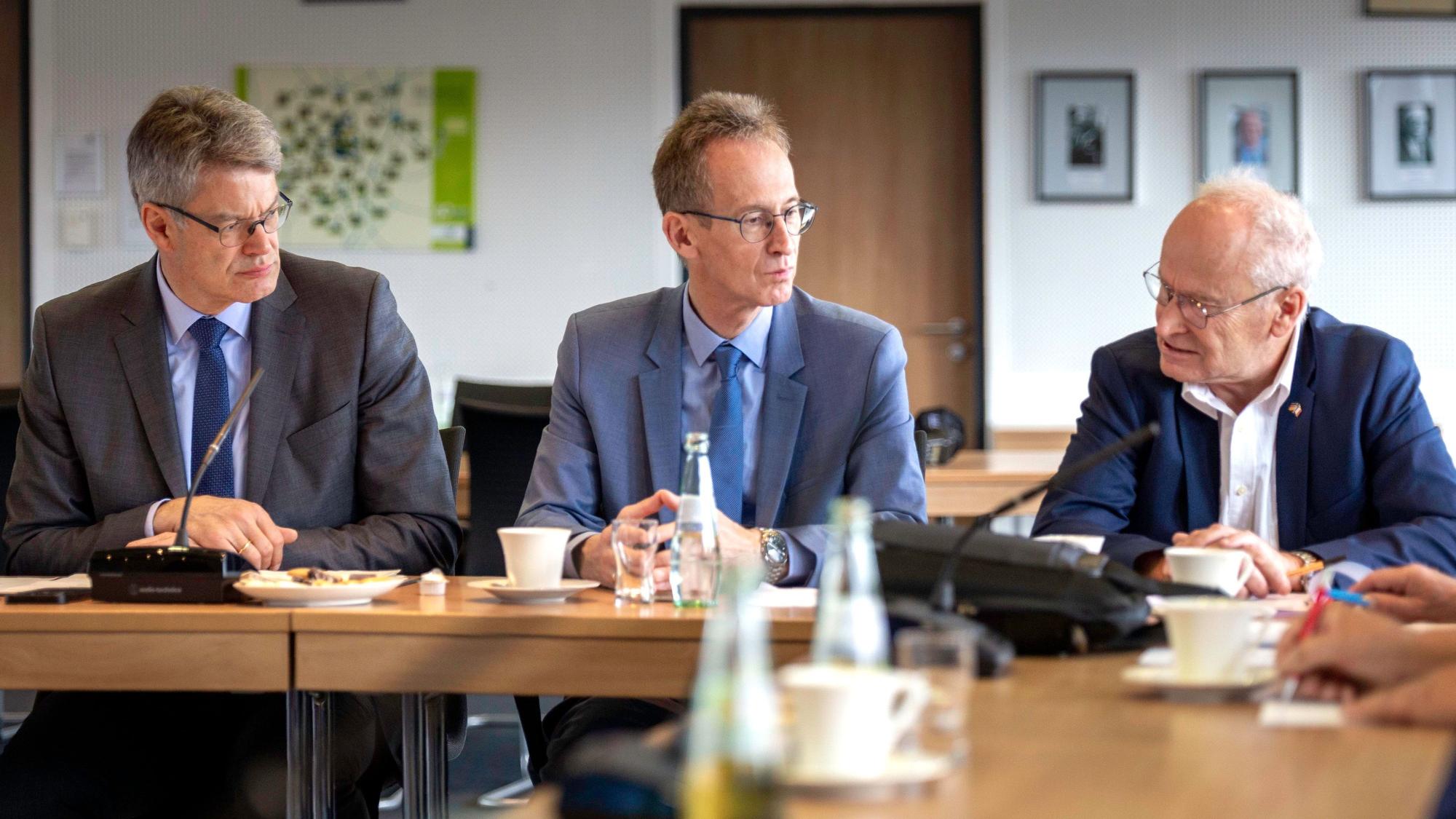 Bundesverkehrsminister Patrick Schnieder, MdB Detlef Seif und Mechernichs Bürgermeister Dr. Hans-Peter Schick (v.l.), alle CDU, sitzen nebeneinander an einem Tisch im Ratssaal in Mechernich.