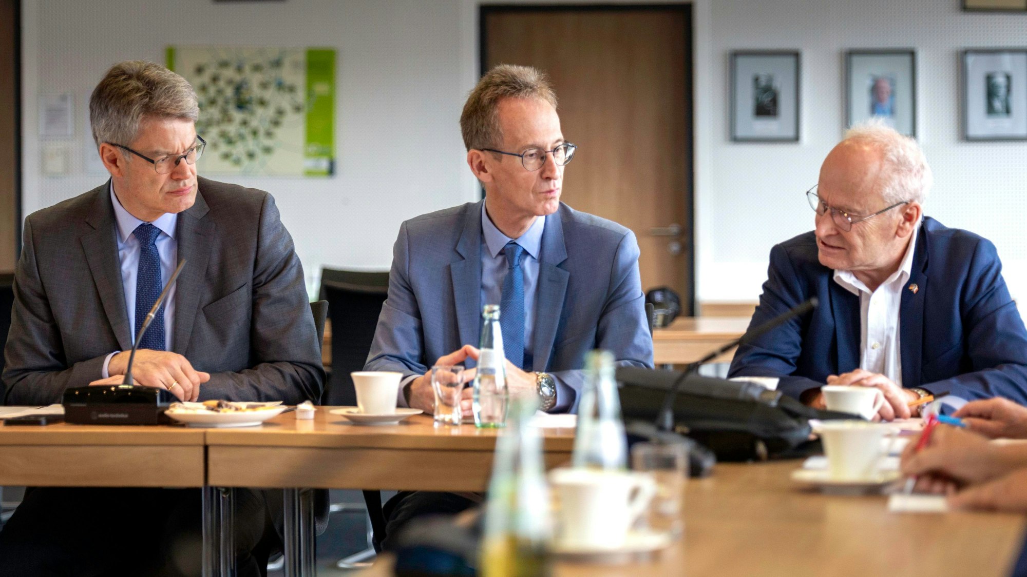 Bundesverkehrsminister Patrick Schnieder, MdB Detlef Seif und Mechernichs Bürgermeister Dr. Hans-Peter Schick (v.l.), alle CDU, sitzen nebeneinander an einem Tisch im Ratssaal in Mechernich.