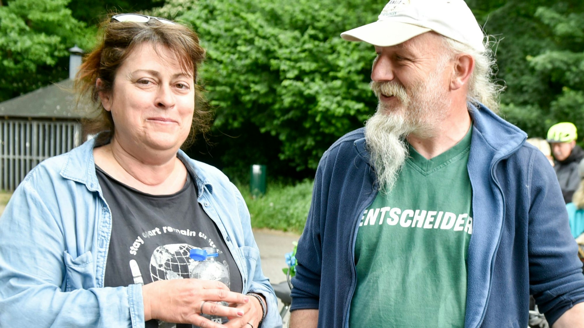 Zu sehen sind Astrid Dahmen (l.), Vorsitzende der Bergheimer Grünen, und Peter Hirseler, Fraktionsvorsitzender und Bürgermeisterkandidat.