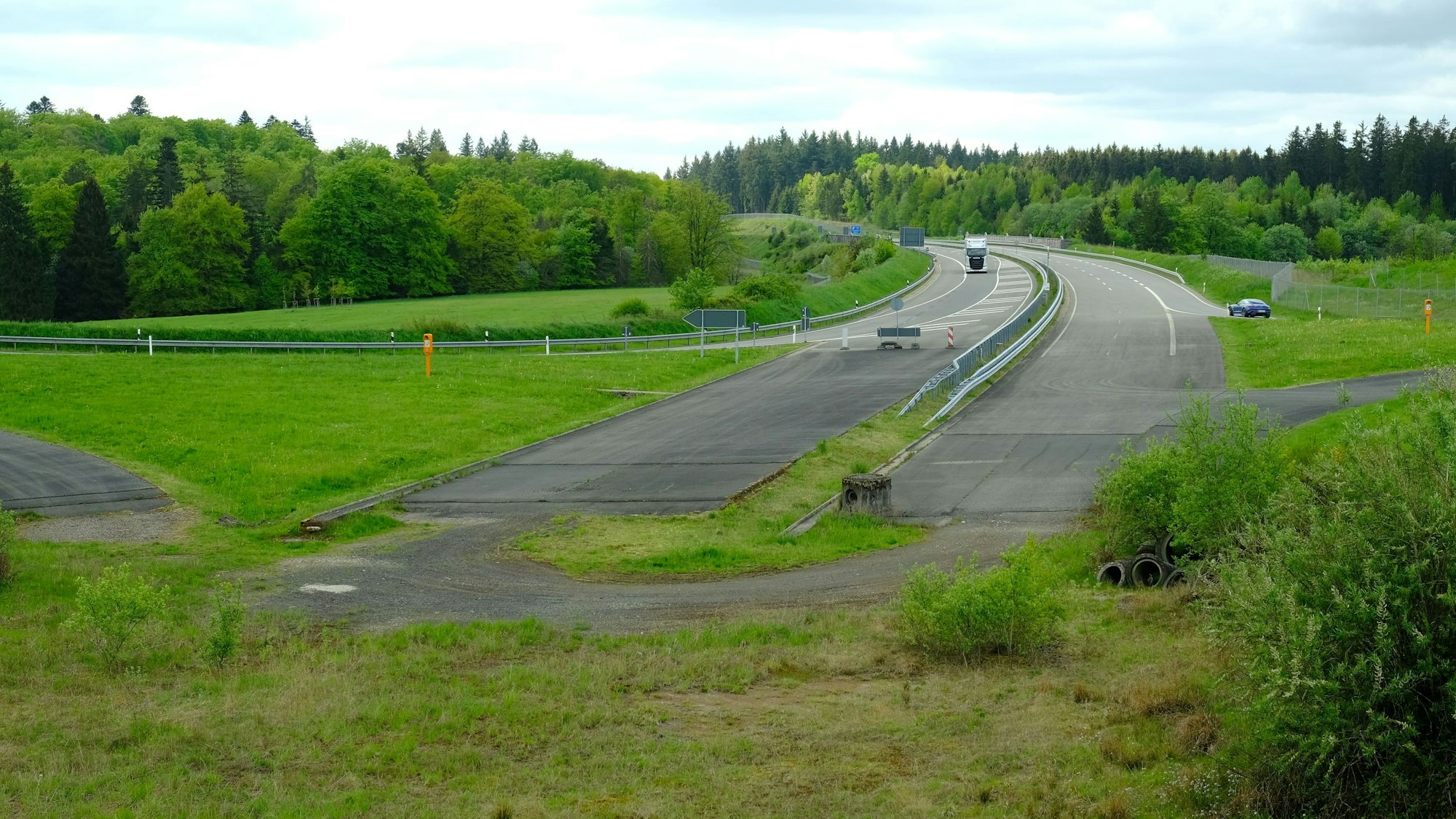 Das Ausbauende der Autobahn 1 am südlichen Ende der Lücke bei Dreis-Brück (AS Kelberg, B410) im Landkreis Vulkaneifel