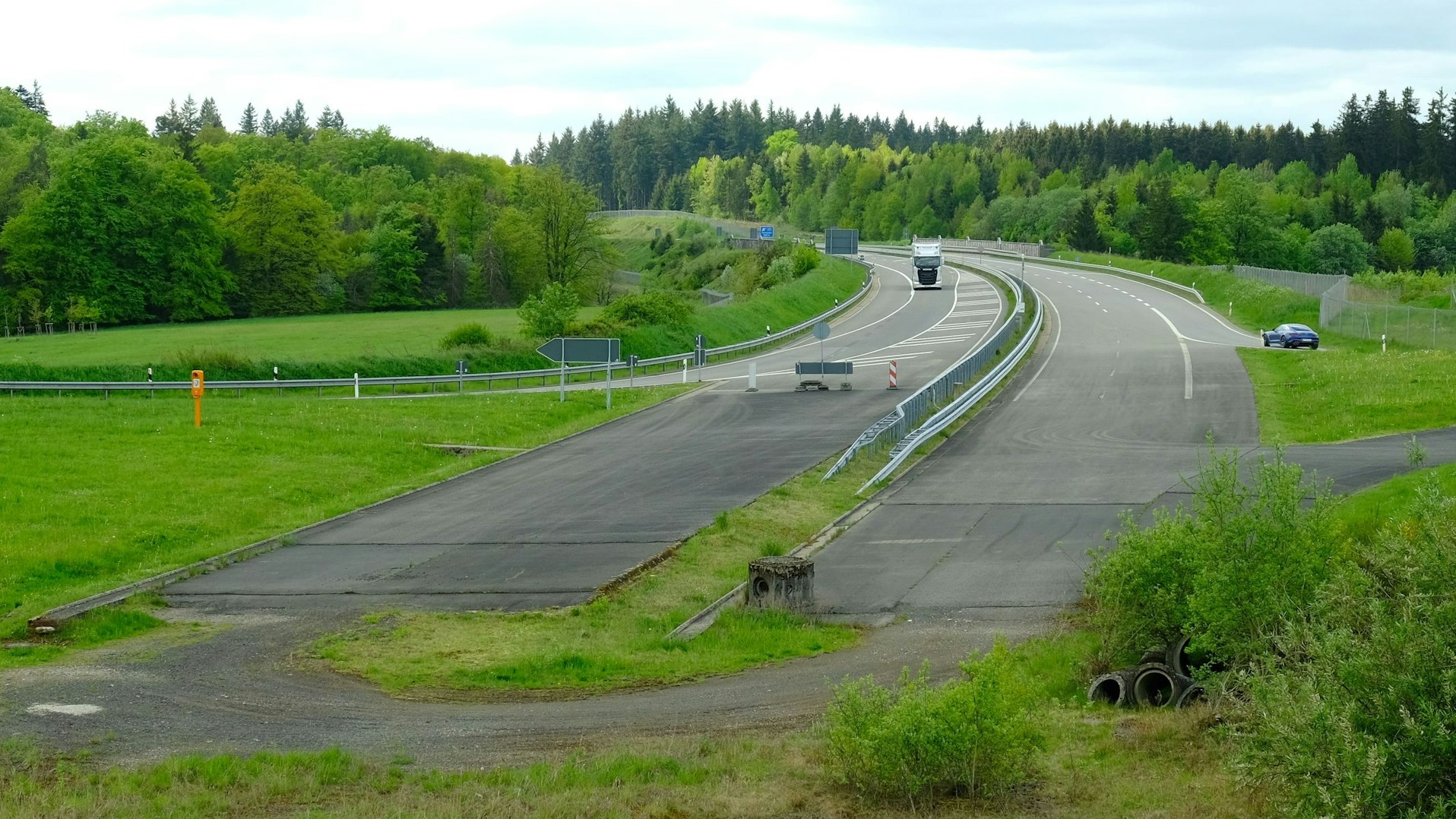 Das Ausbauende der Autobahn 1 am südlichen Ende der Lücke bei Dreis-Brück (AS Kelberg, B410) im Landkreis Vulkaneifel.