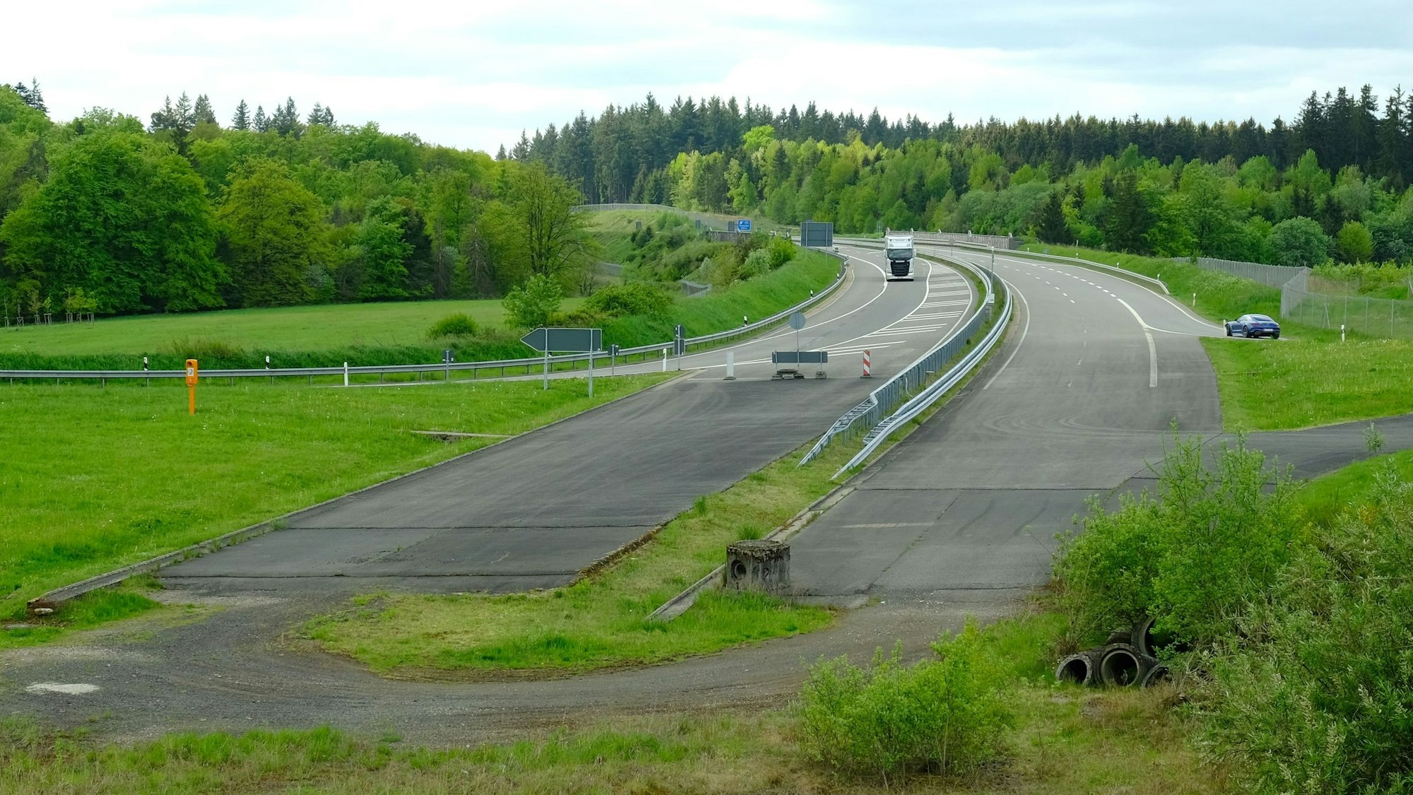 Das Ausbauende der Autobahn 1 am südlichen Ende der Lücke bei Dreis-Brück (AS Kelberg, B410) im Landkreis Vulkaneifel.