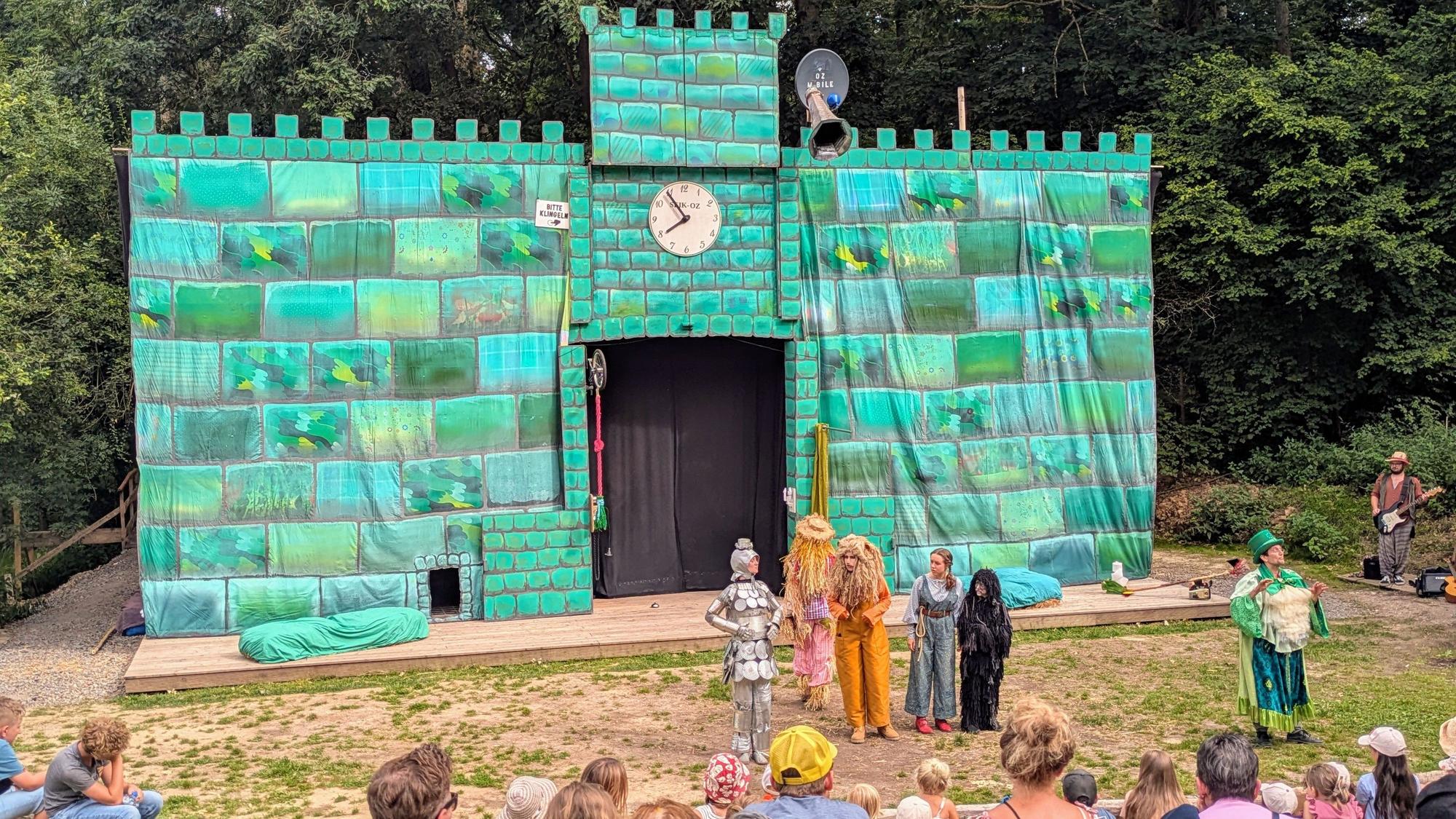 Die Hauptbühne hatte sich schnell von der Farm in das Schloss des Zauberers von Oz verwandelt.