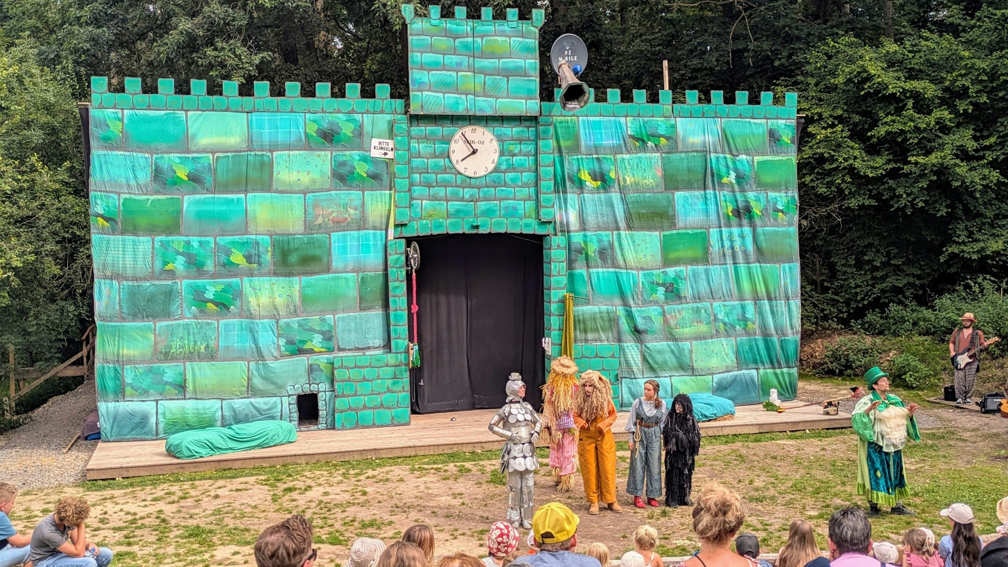 Die Hauptbühne hatte sich schnell von der Farm in das Schloss des Zauberers von Oz verwandelt.