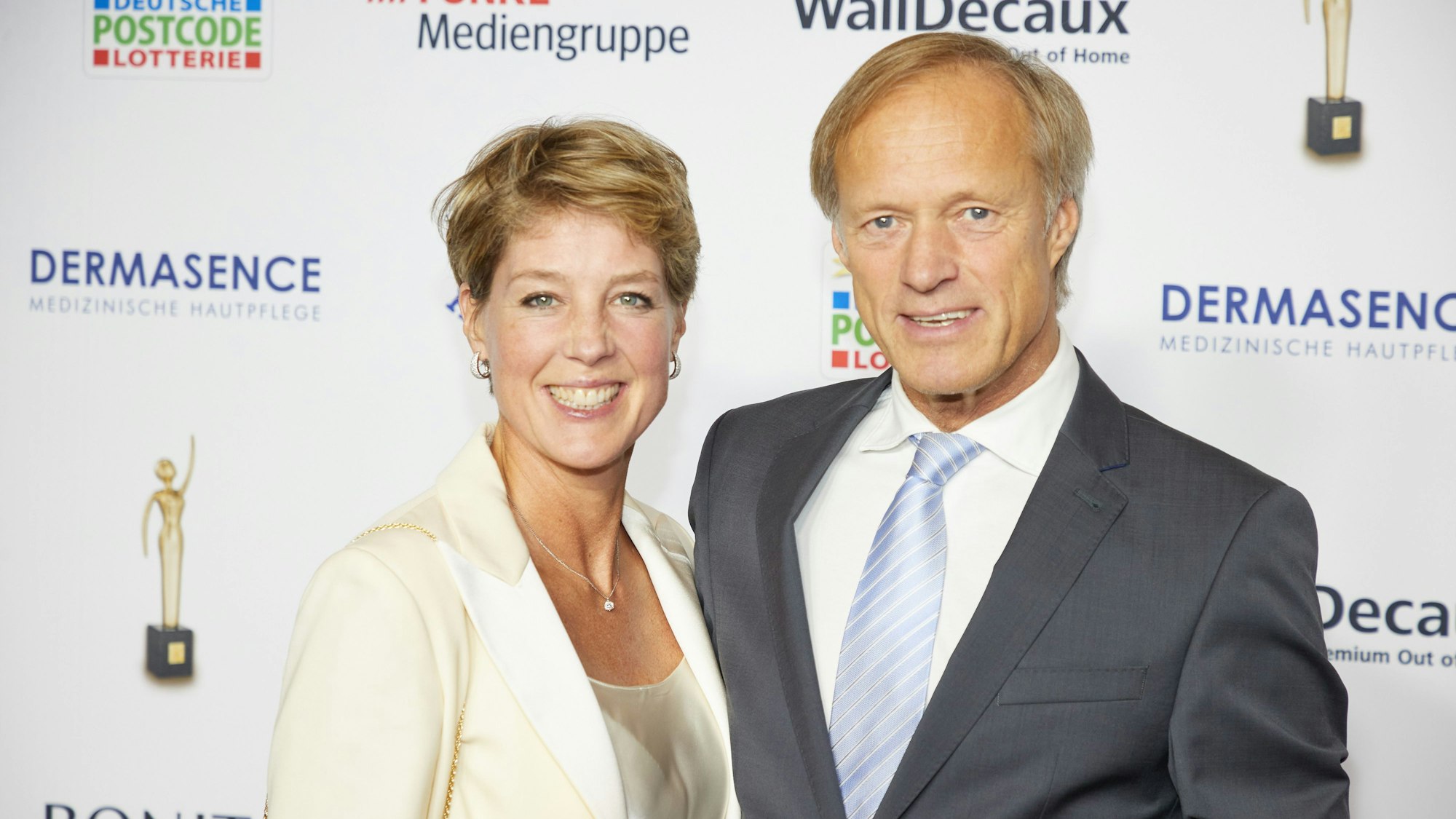 ARCHIV - 11.10.2023, Hamburg: Gerhard Delling und Partnerin Christina Block kommen zur Gala "Die Goldene Bild der Frau" im Stage Theater Neue Flora. (zu dpa: «Prozess gegen Christina Block wegen Kindesentführung startet») Foto: Georg Wendt/dpa +++ dpa-Bildfunk +++