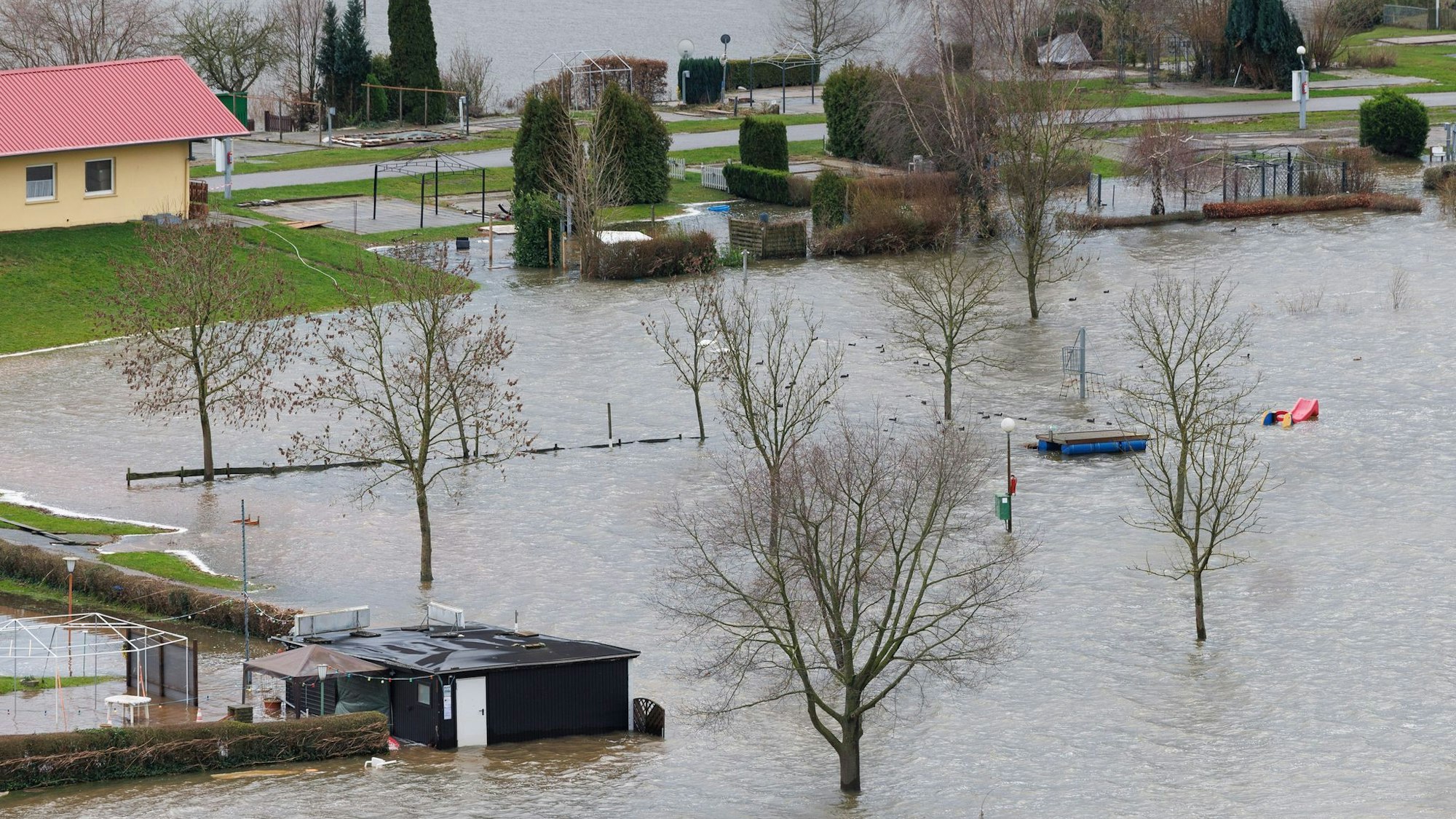 Nordrhein-Westfalen gehört nach einer Bewertung der Deutschen Umwelthilfe (DUH) zu den Bundesländern mit einem besonders hohen Risiko für schwere Schäden durch ein Jahrhunderthochwasser. (Symbolbild)