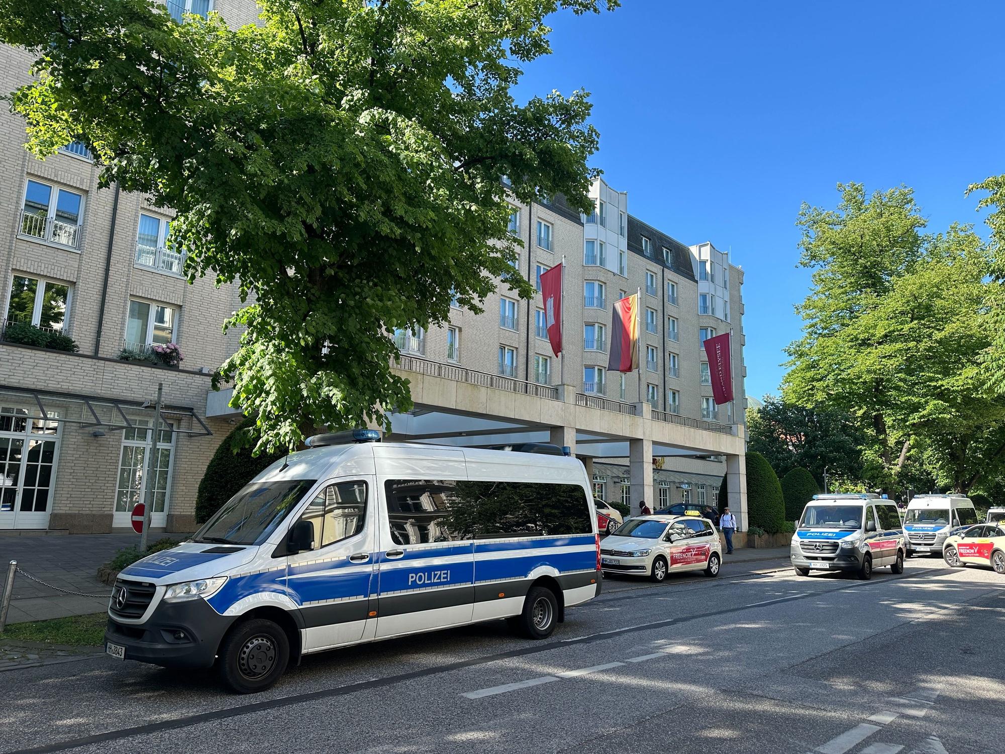 Polizeifahrzeugen stehen am Elysee-Hotel. Die Hamburger Polizei vollstreckte am 16. Mai 2024 einen Durchsuchungsbeschluss bei der Unternehmerfamilie Block und am Hotel Grand Elysée in Hamburg. Neben dem Hotel in der Nähe des Dammtorbahnhofs seien auch die Wohn- und Geschäftsräume der Block-Gruppe durchsucht worden, teilte die Staatsanwaltschaft mit.