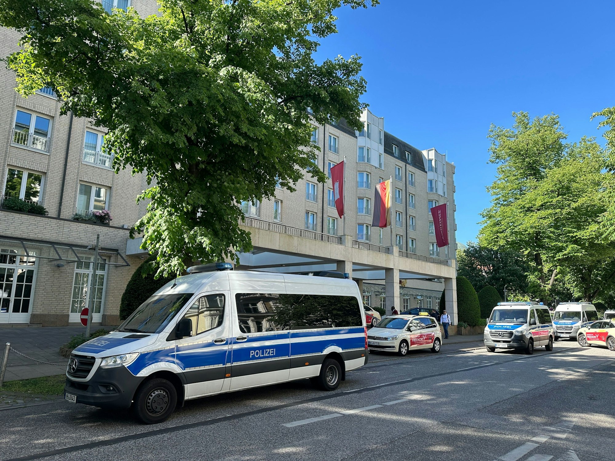 Polizeifahrzeugen stehen am Elysee-Hotel. Die Hamburger Polizei vollstreckte am 16. Mai 2024 einen Durchsuchungsbeschluss bei der Unternehmerfamilie Block und am Hotel Grand Elysée in Hamburg. Neben dem Hotel in der Nähe des Dammtorbahnhofs seien auch die Wohn- und Geschäftsräume der Block-Gruppe durchsucht worden, teilte die Staatsanwaltschaft mit.
