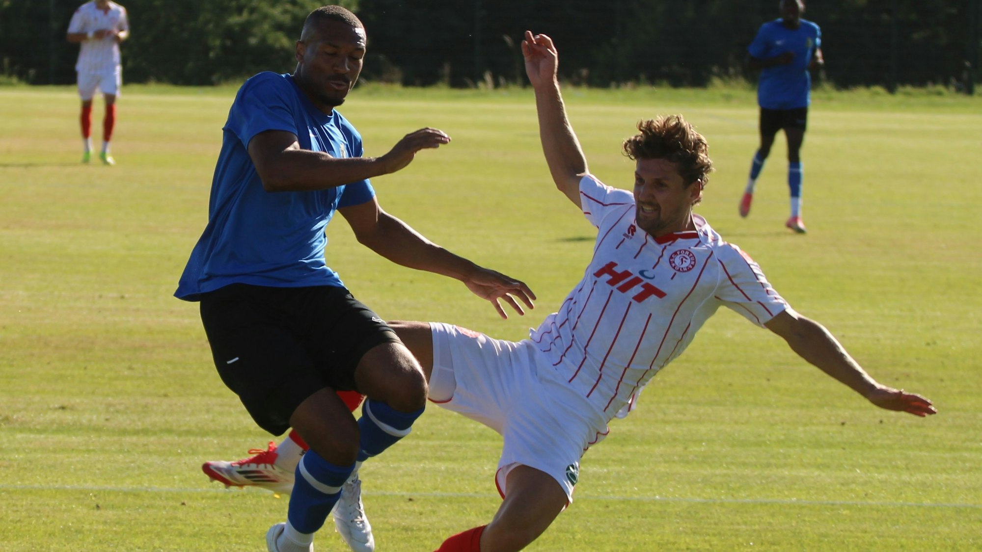 Enzo Wirtz im Zweikampf während der Vorbereitung