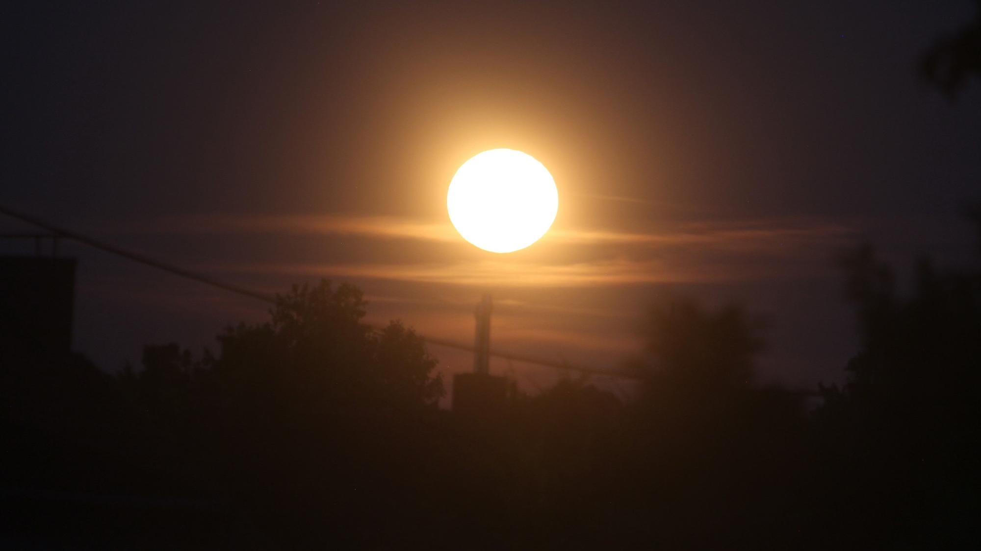 Der Erdbeermond vor einigen Wochen über den Dächern des Rhein-Sieg-Kreises.