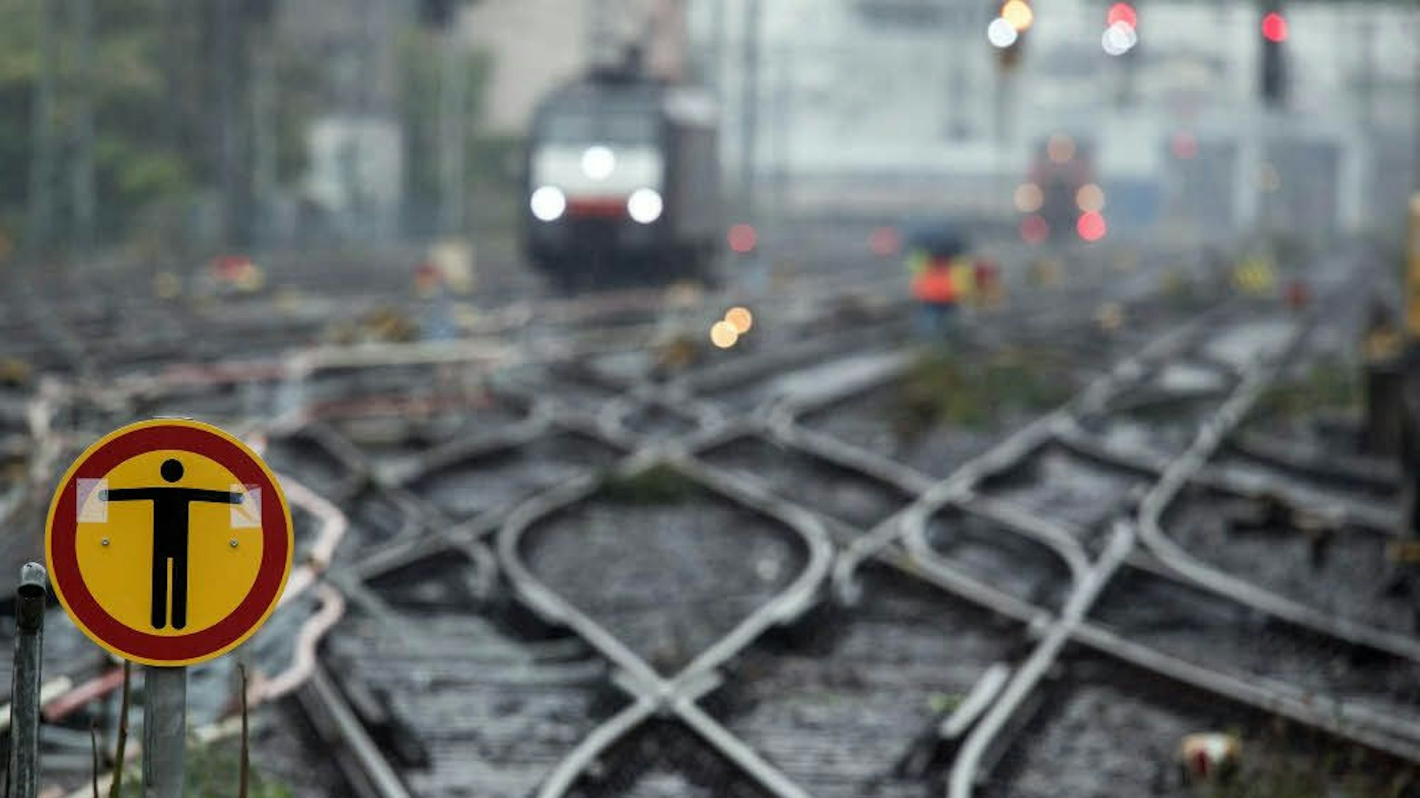 Die Weichen sind gestellt – Gleise am Kölner Hauptbahnhof.