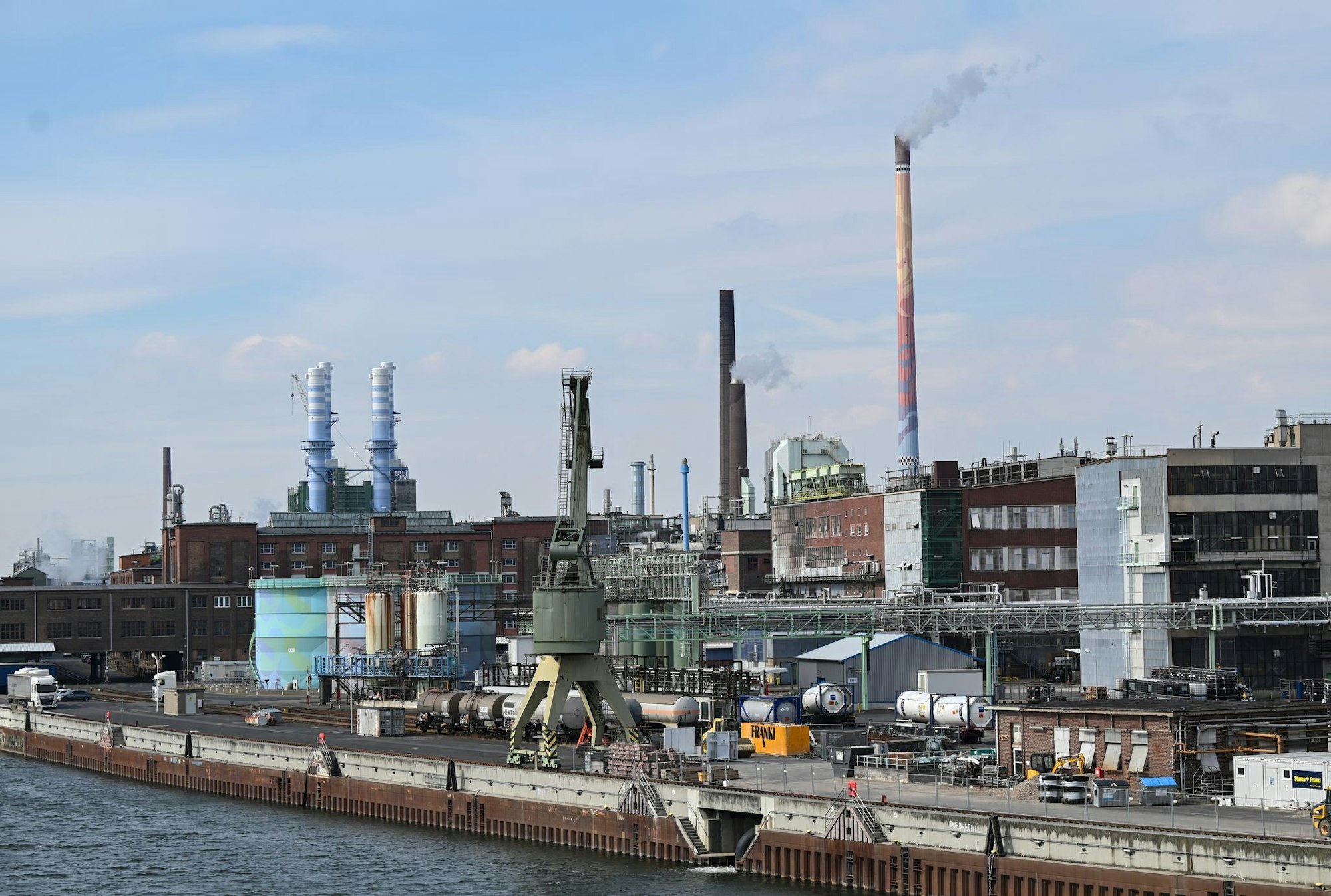 Industriepark Höchst: Bayer schließt dort seinen Standort mit 500 Beschäftigten. (Archivbild)