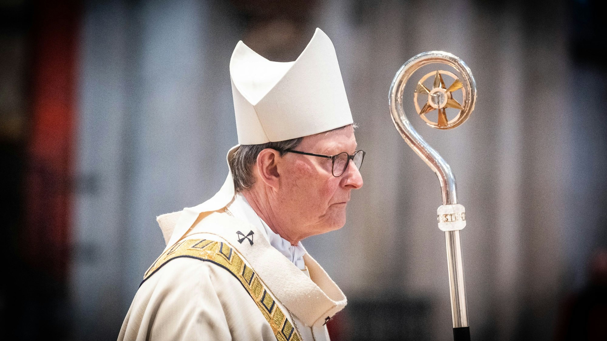 Zahlreiche gestliche und Seelsorger nahmen and er Oelsegnng teil, vor der eigentlichen Segnung wurde gemeinsam um die Vergebung der Sünden gebeten . Der Chir sang.