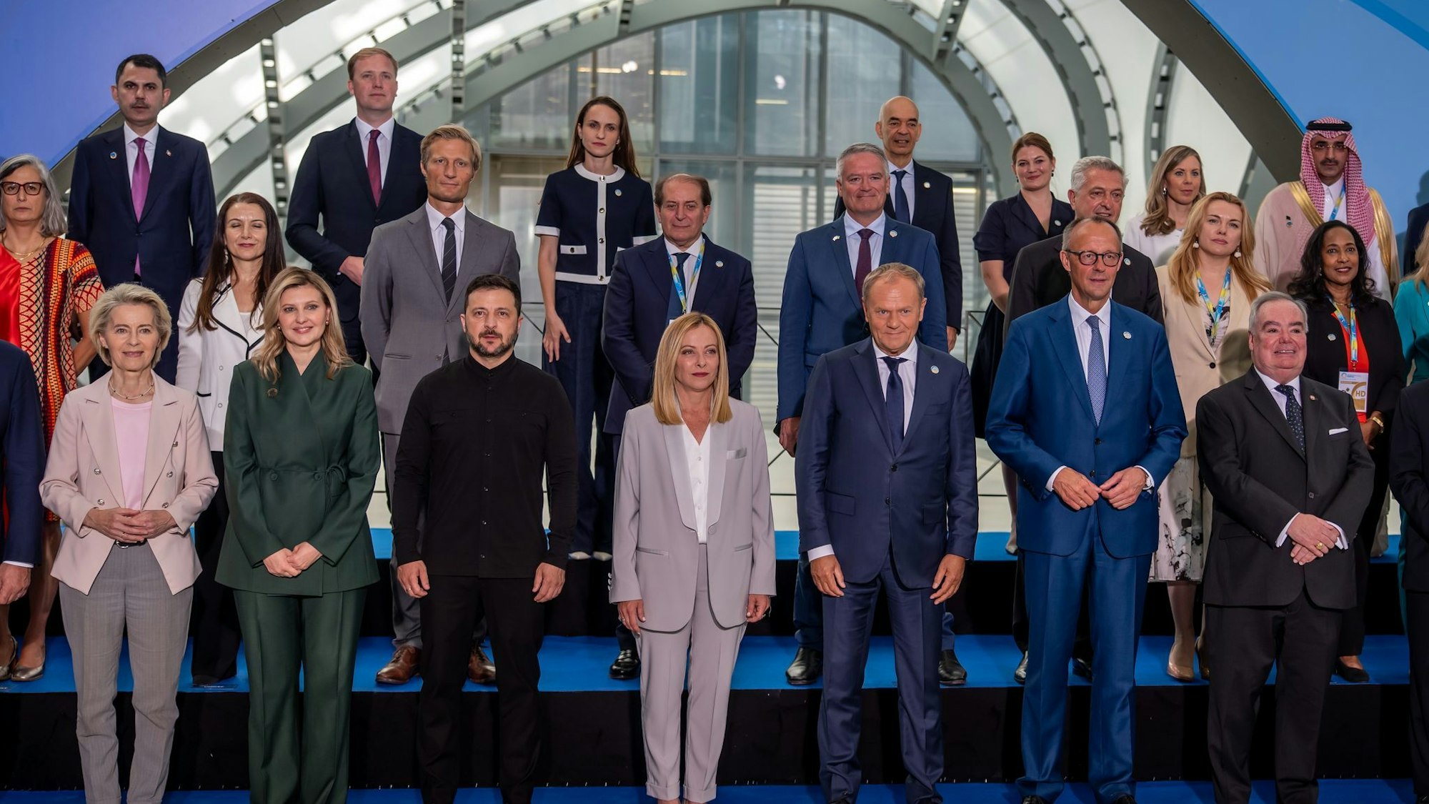 Bei der Wiederaufbaukonferenz für die Ukraine stellen sich die Teilnehmer rund um Präsident Wolodymyr Selenskyj zum Gruppenfoto auf.