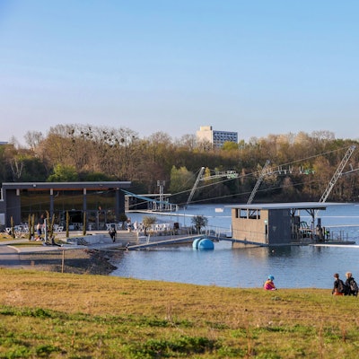 Saisonstart am Wakebeach Cologne, der Wasserskianlage am Rather See.
