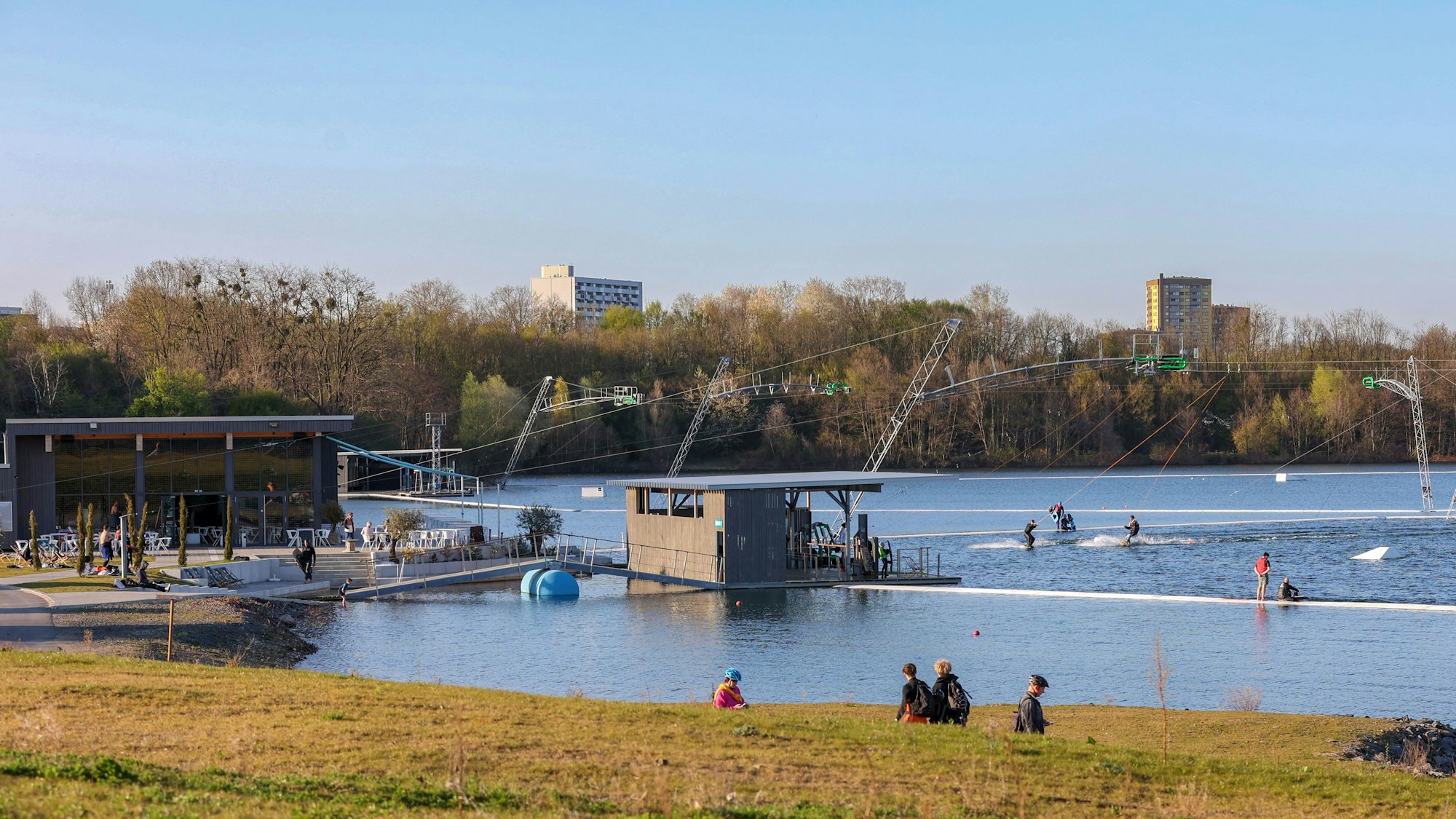 Saisonstart am Wakebeach Cologne, der Wasserskianlage am Rather See.