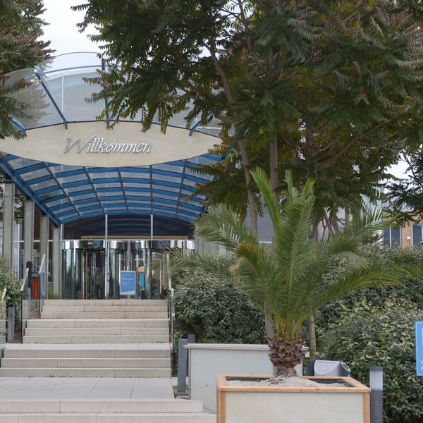 Das Bild zeigt den Eingang der Therme mit dem Schriftzug „Willkommen“.