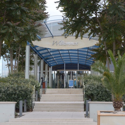 Das Bild zeigt den Eingang der Therme mit dem Schriftzug „Willkommen“.