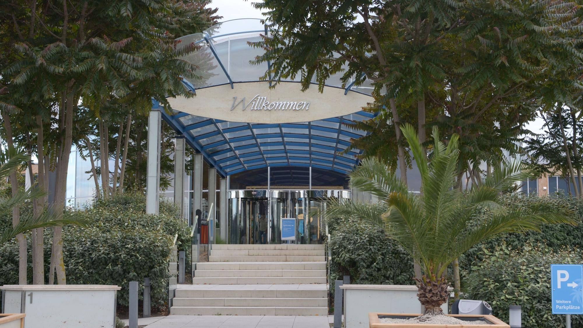Das Bild zeigt den Eingang der Therme mit dem Schriftzug „Willkommen“.