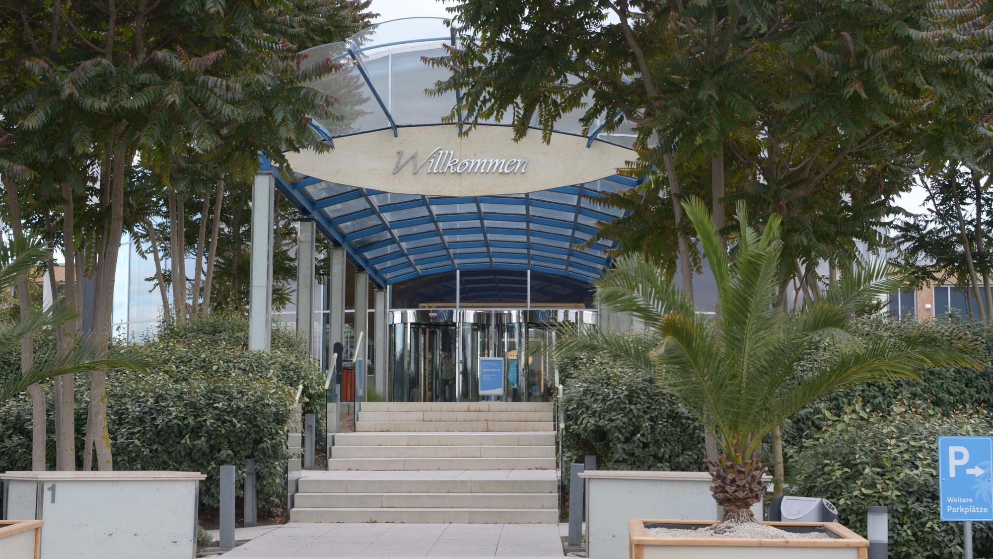 Der Eingangsbereich der Therme in Euskirchen wird von einigen Palmen gesäumt.