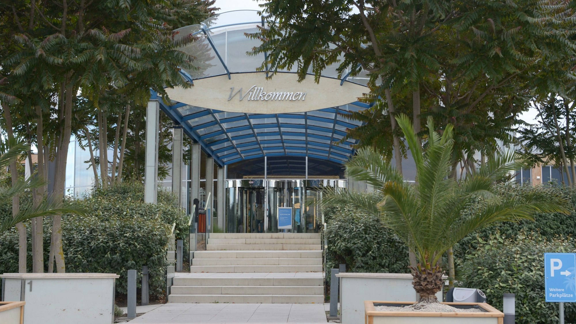 Der Eingangsbereich der Therme in Euskirchen wird von einigen Palmen gesäumt.