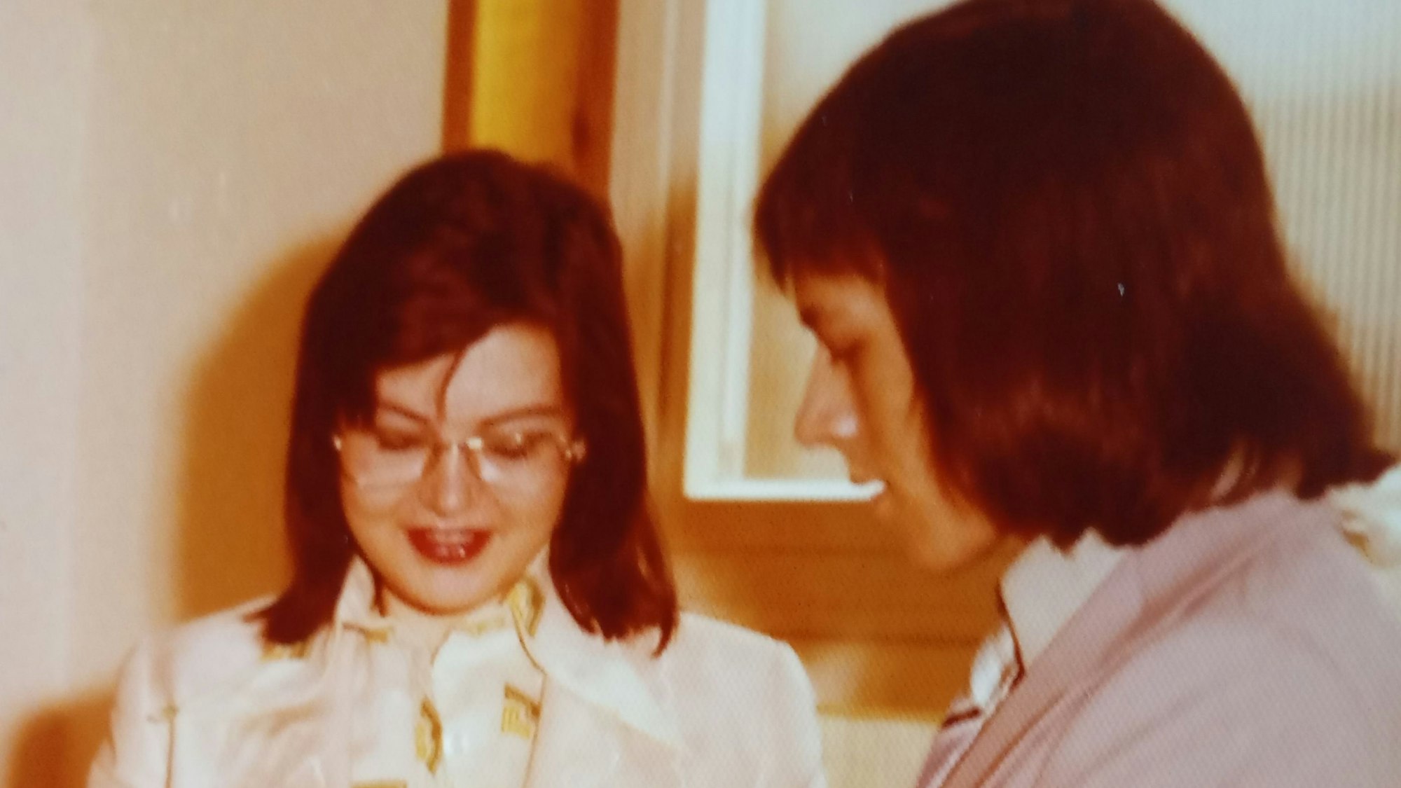 Das Foto zeigt das Paar bei der Hochzeit im Jahr 1975.