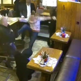 Das Foto zeigt die Szene aus dem Schankraum der Gaststätte.