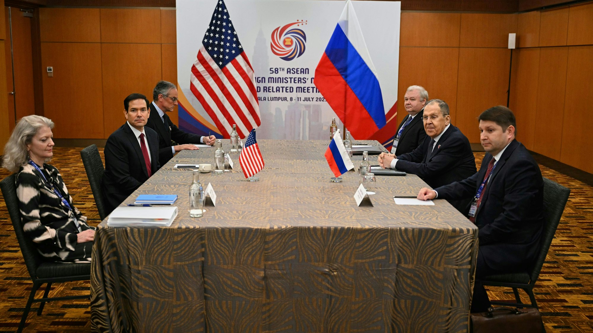 10.07.2025, Malaysia, Kuala Lumpur: US-Außenminister Marco Rubio (2.v.l) trifft sich mit dem russischen Außenminister Sergej Lawrow (2.v.r) am Rande des Asean-Außenministertreffens. Foto: Mandel Ngan/Pool AFP/AP/dpa +++ dpa-Bildfunk +++