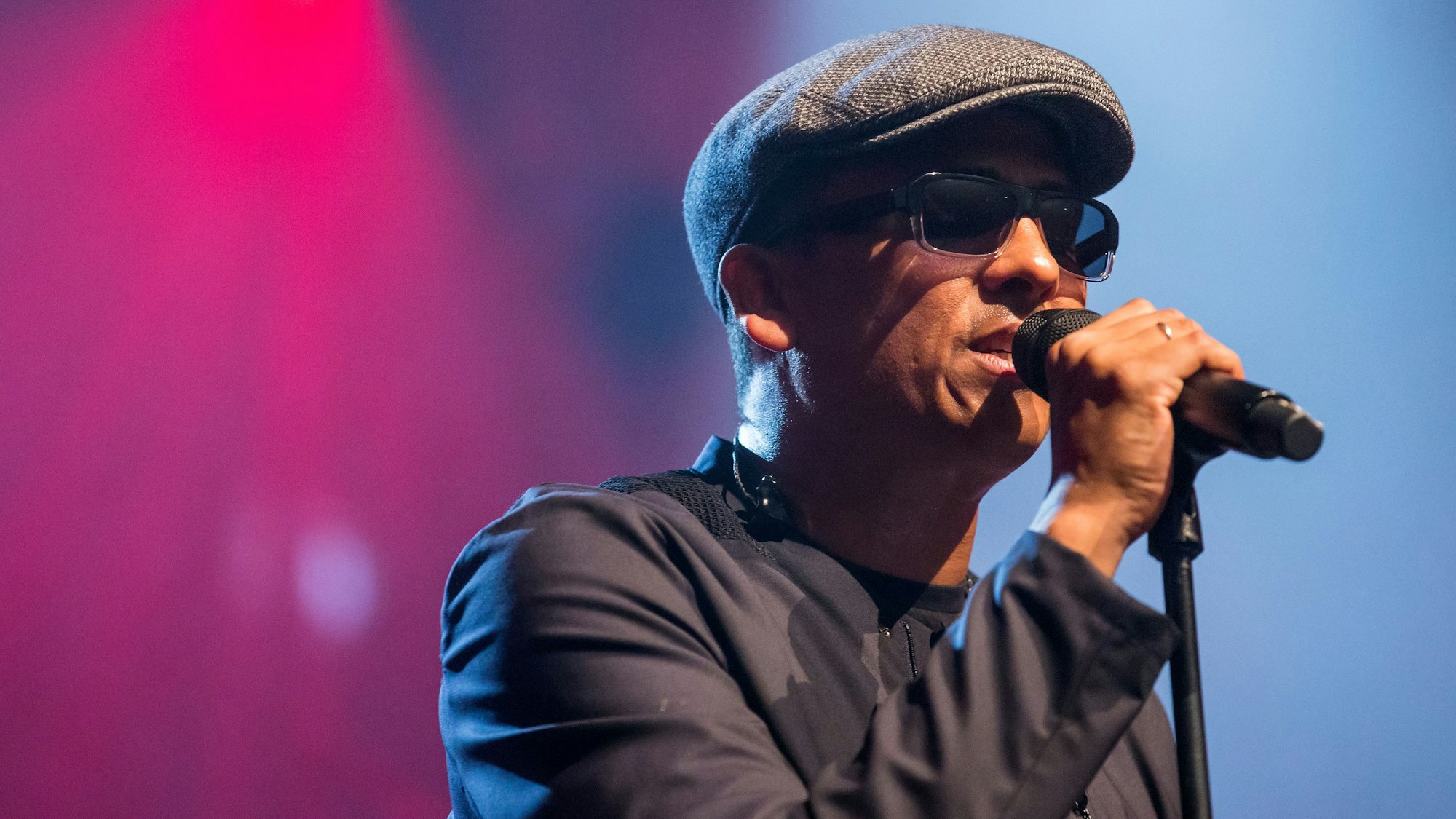 ARCHIV - 21.07.2017, Schweiz, Luzern: Der deutsche Sänger Xavier Naidoo steht beim Blue Balls Festival auf der Bühne. (zu dpa "Xavier Naidoo wehrt sich vor Gericht gegen Antisemitismus-Vorwürfe" vom 26.06.2018) Foto: Alexandra Wey/KEYSTONE/dpa +++ dpa-Bildfunk +++