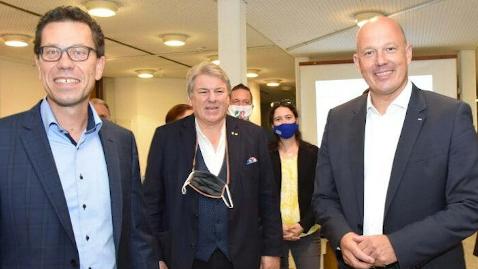 Dierk Timm (links) und Frank Rock (rechts) bestritten 2020 die Stichwahl um das Amt des Landrats. In der Mitte: Rocks Vorgänger Michael Kreuzberg.