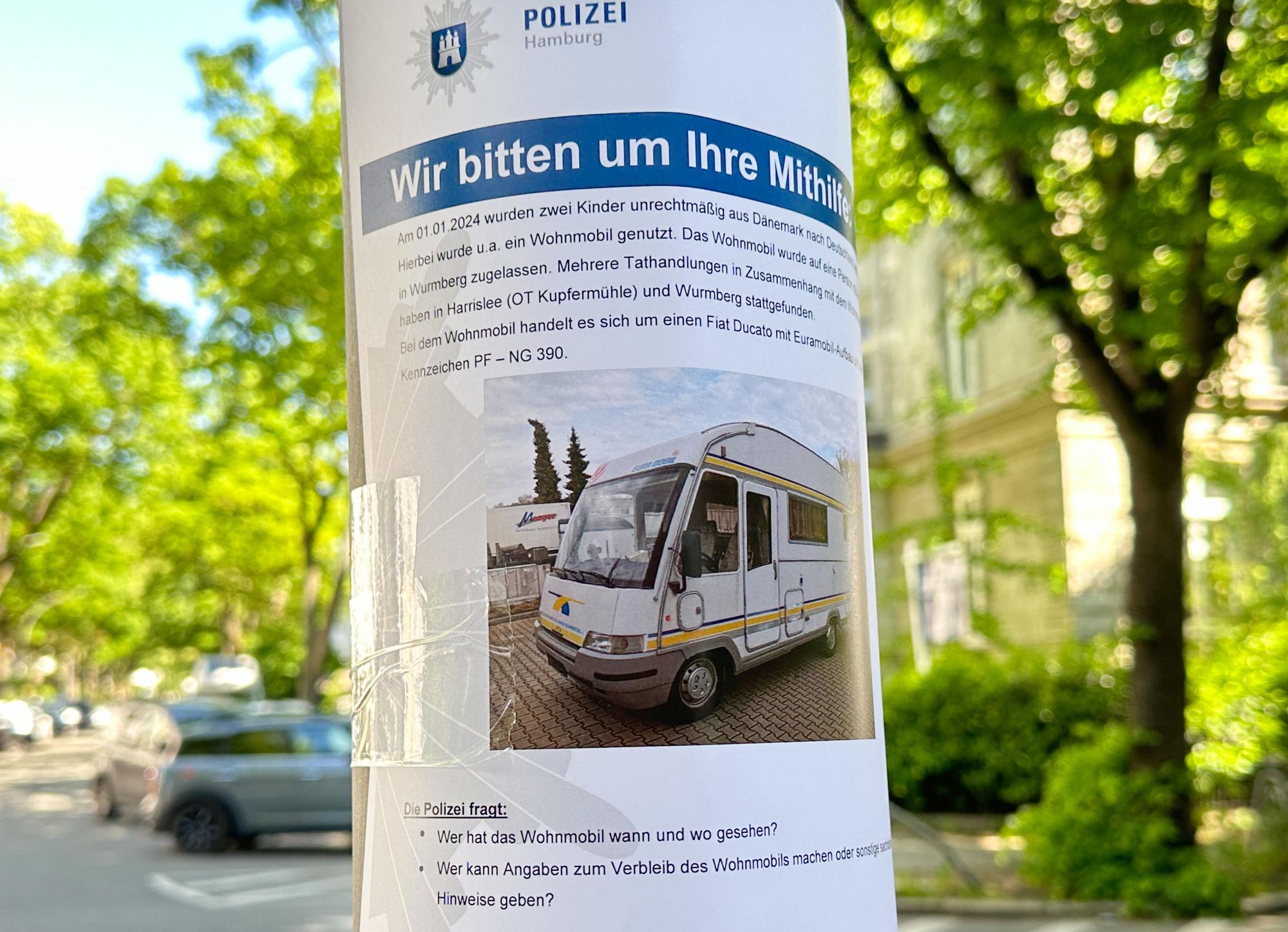 16.05.2024, Hamburg: Die Polizei in Hamburg sucht am 16. Mai 2024 mit Flyern und einem Foto nach einem Wohnmobil. Das Fahrzeug sei am 1. Januar dazu genutzt worden, zwei Kinder unrechtmäßig aus Dänemark nach Deutschland zu verbringen, hieß es in einem Aufruf mit der Überschrift „Wir bitten um Mithilfe“.