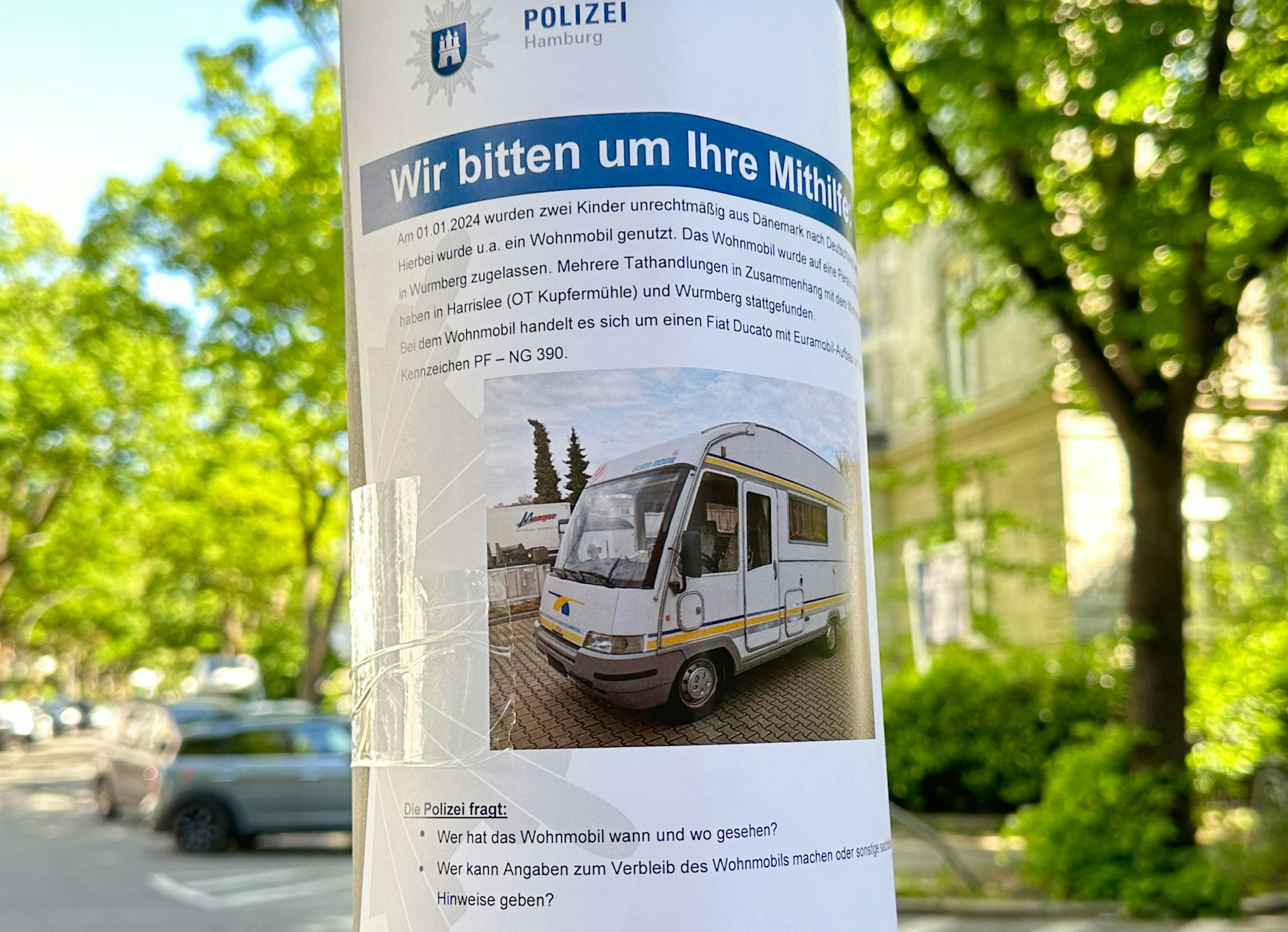 16.05.2024, Hamburg: Die Polizei in Hamburg sucht am 16. Mai 2024 mit Flyern und einem Foto nach einem Wohnmobil. Das Fahrzeug sei am 1. Januar dazu genutzt worden, zwei Kinder unrechtmäßig aus Dänemark nach Deutschland zu verbringen, hieß es in einem Aufruf mit der Überschrift „Wir bitten um Mithilfe“.