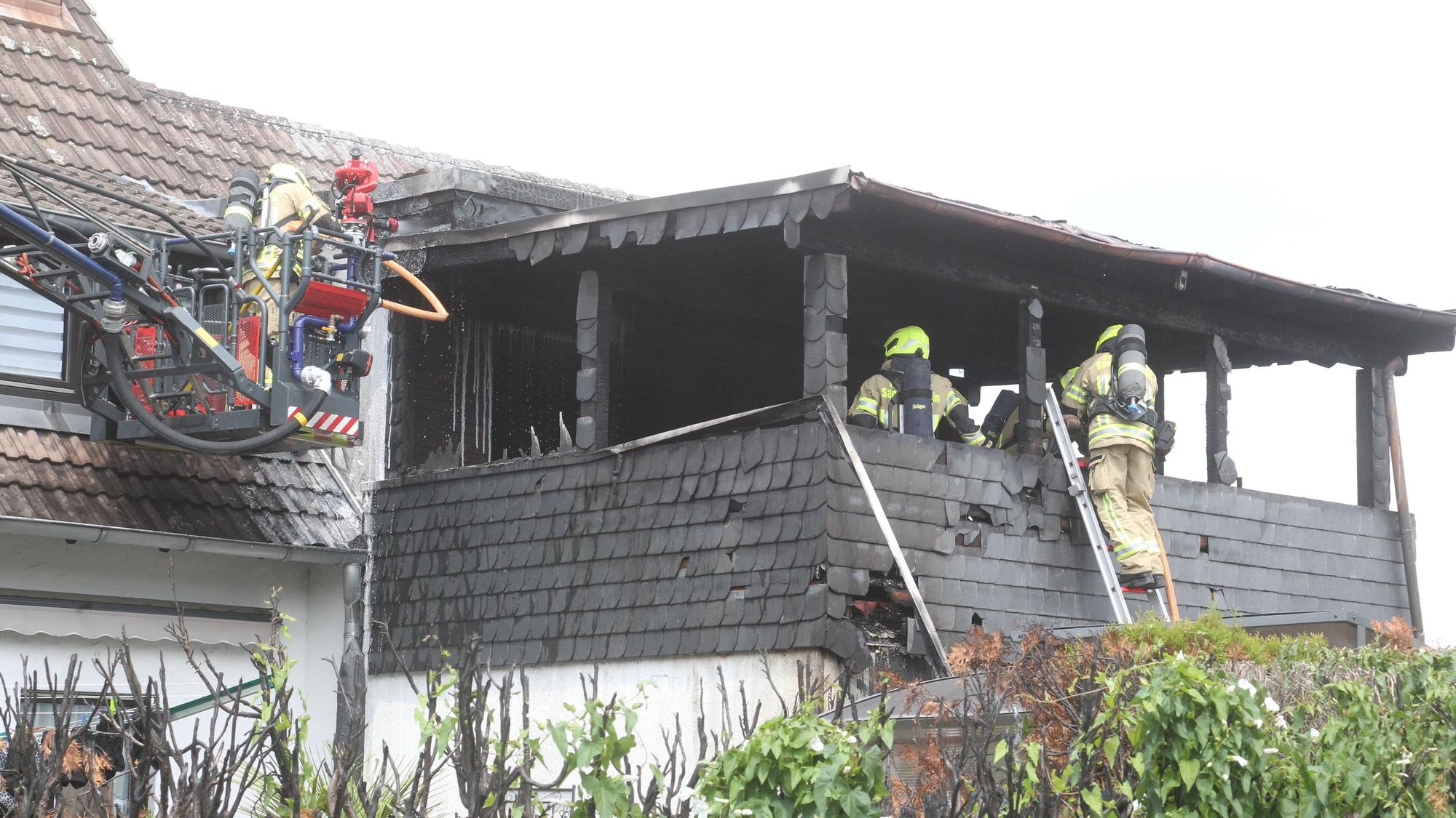 Der Vorbau des Hauses in Buisdorf geriet am Donnerstagmittag in Brand.