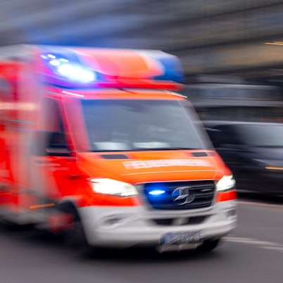 Ein Rettungswagen der Feuerwehr fährt mit Blaulicht zum Einsatz.