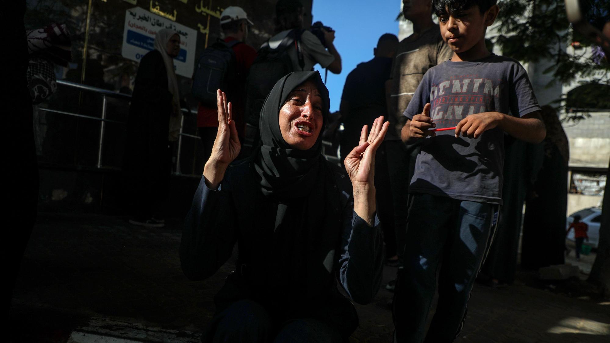 09.07.2025, Palästinensische Gebiete, Gaza: Eine Palästinenserin trauert vor dem Al-Shifa-Krankenhaus in Gaza-Stadt um ein Opfer, das bei einem israelischen Luftangriff getötet wurde. Foto: Rizek Abdeljawad/XinHua/dpa +++ dpa-Bildfunk +++