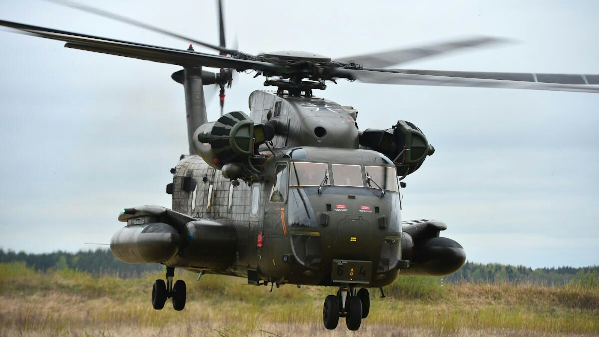 Das Foto zeigt einen Hubschrauber im Landeanflug.