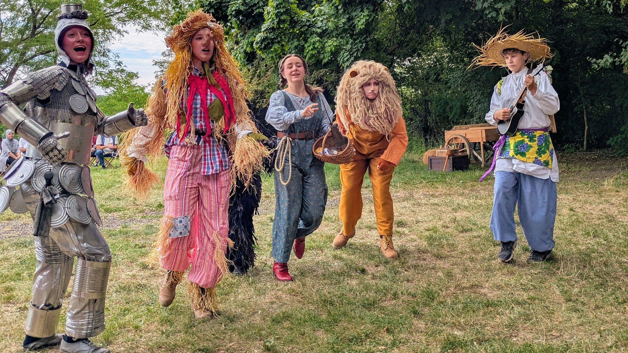 Zum Schloss des Zauberers von Oz sind die fünf Hauptakteure unterwegs.