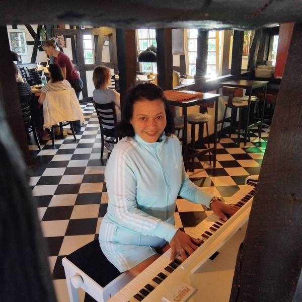 Andrea Primo, Gastwirtin und Sängerin, bietet in ihrem spanischen Restaurant Live-Musik und Karaoke.