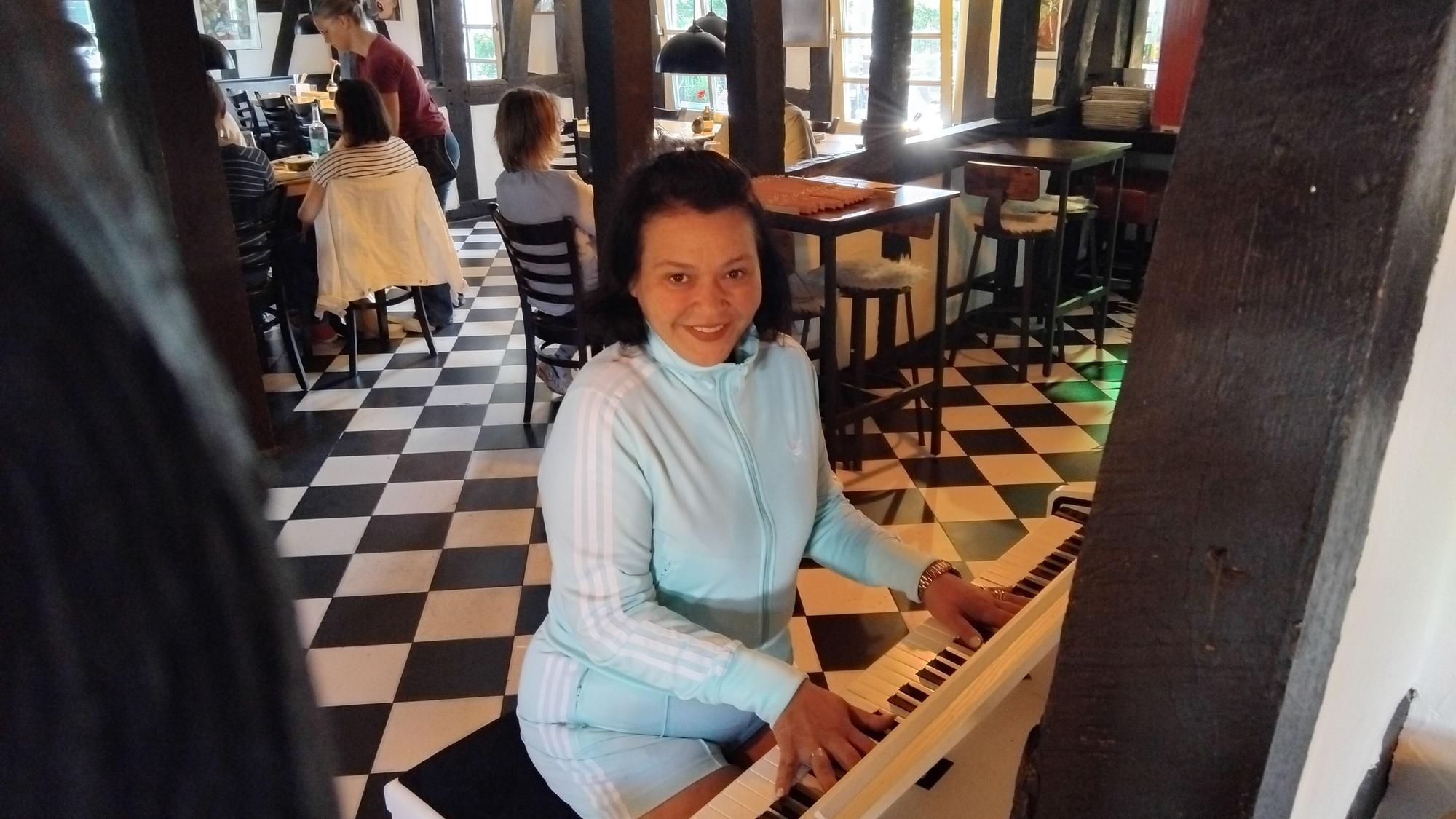Andrea Primo, Gastwirtin und Sängerin, bietet in ihrem spanischen Restaurant Live-Musik und Karaoke.