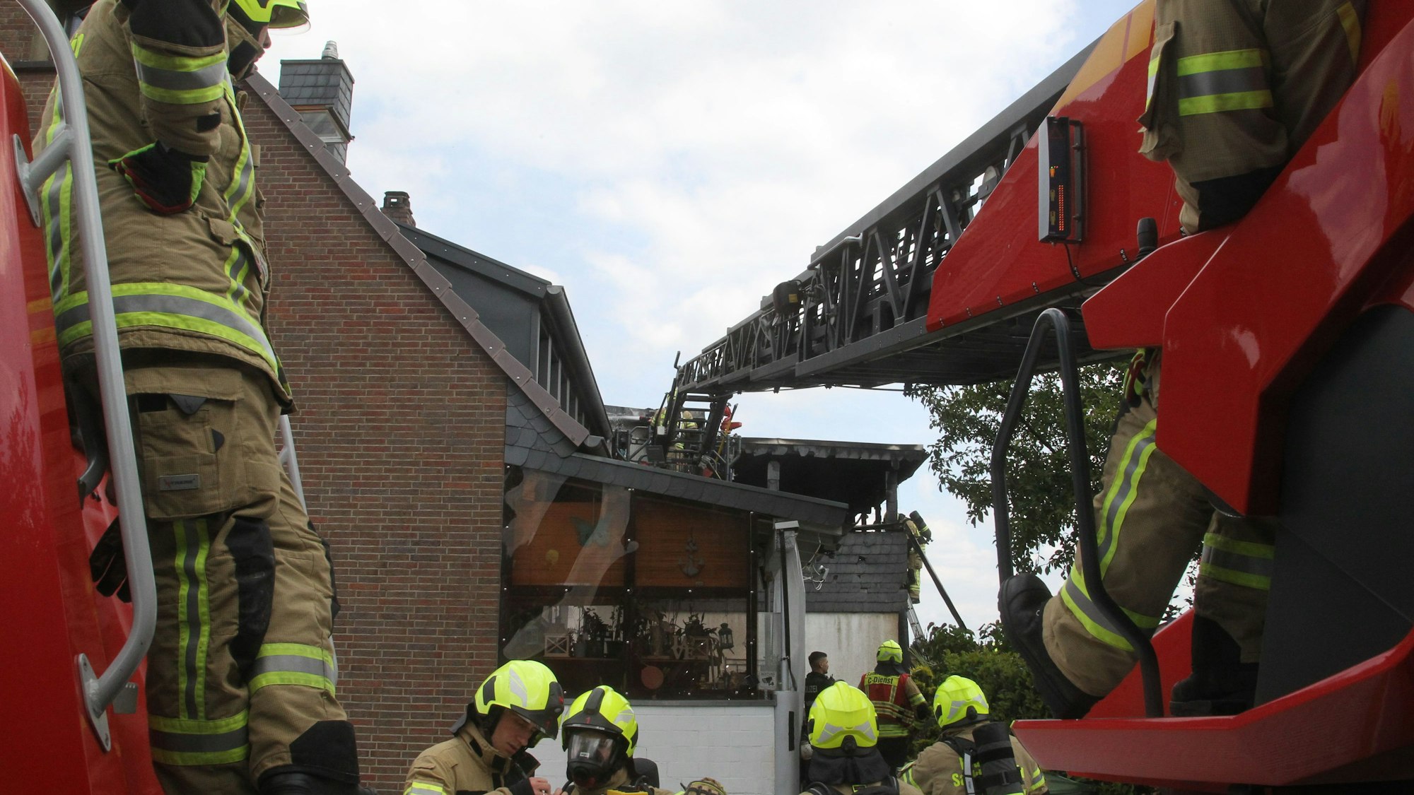 In Sankt Augustin Buisdorf ist ein Vorbau eines alleinstehenden Hauses in Brand geraten, weil die Bewohner offensichtlich Unkraut mit einem Abflammgerät entfernt haben und ein Strauch in Brand geraten ist und die Flammen auf die Dämmung übergetreten sind.