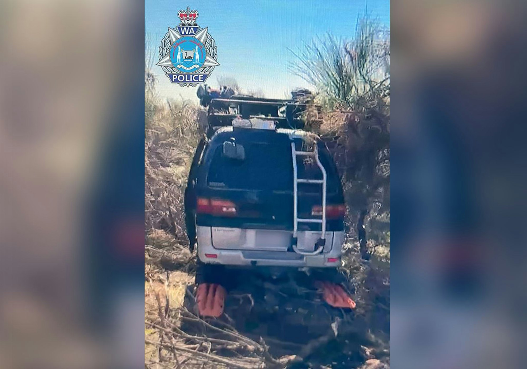 Der Van wurde verlassen in der Wildnis gefunden. Auf einem von der Polizei veröffentlichten Bild sieht es so aus, als ob der Wagen steckengeblieben wäre.