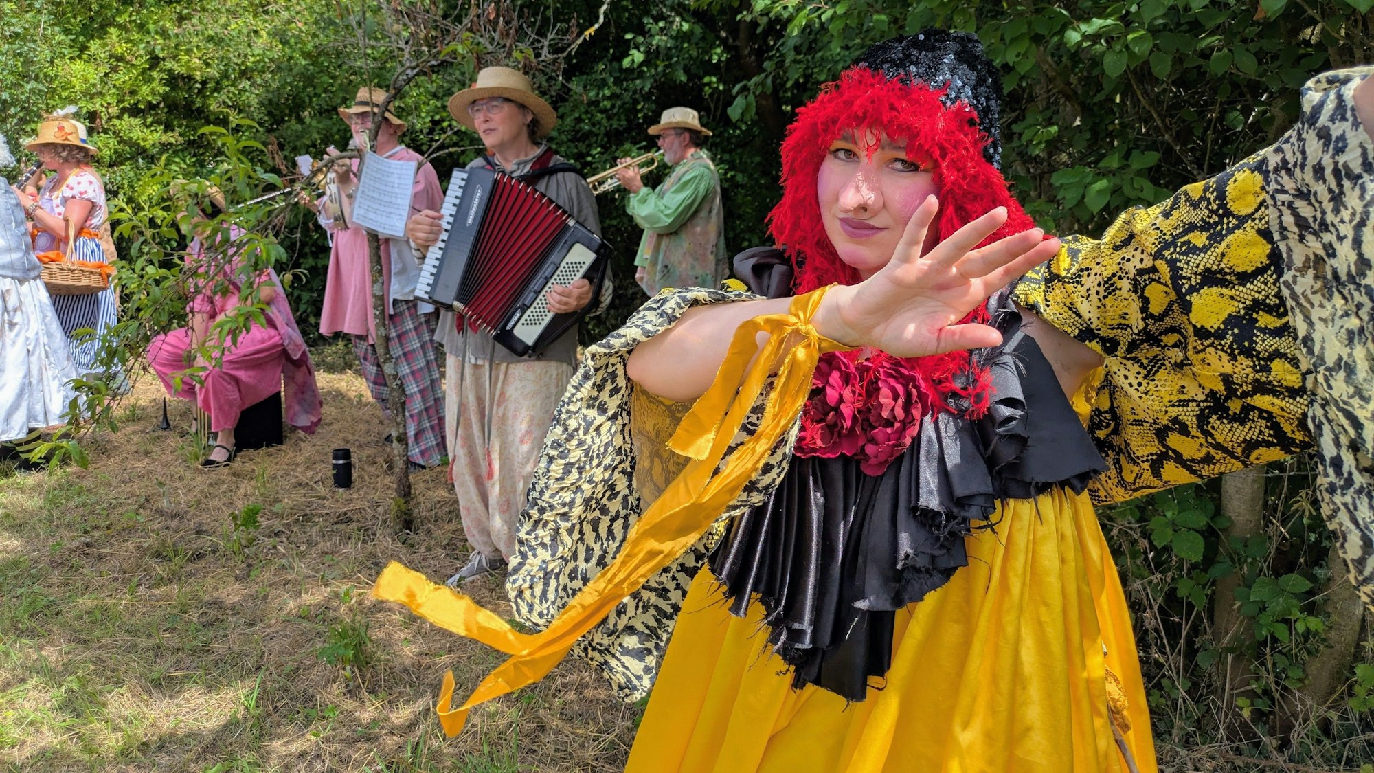 Für Schauspieler und Publikum ging es quer durch den Wald.