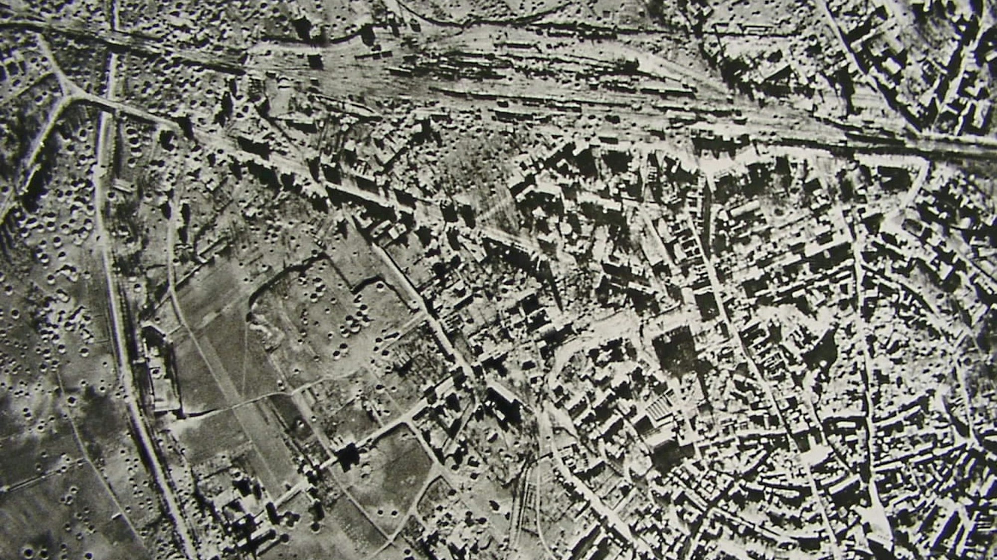 Auf dem Luftbild sind zahlreiche Krater zu erkennen.