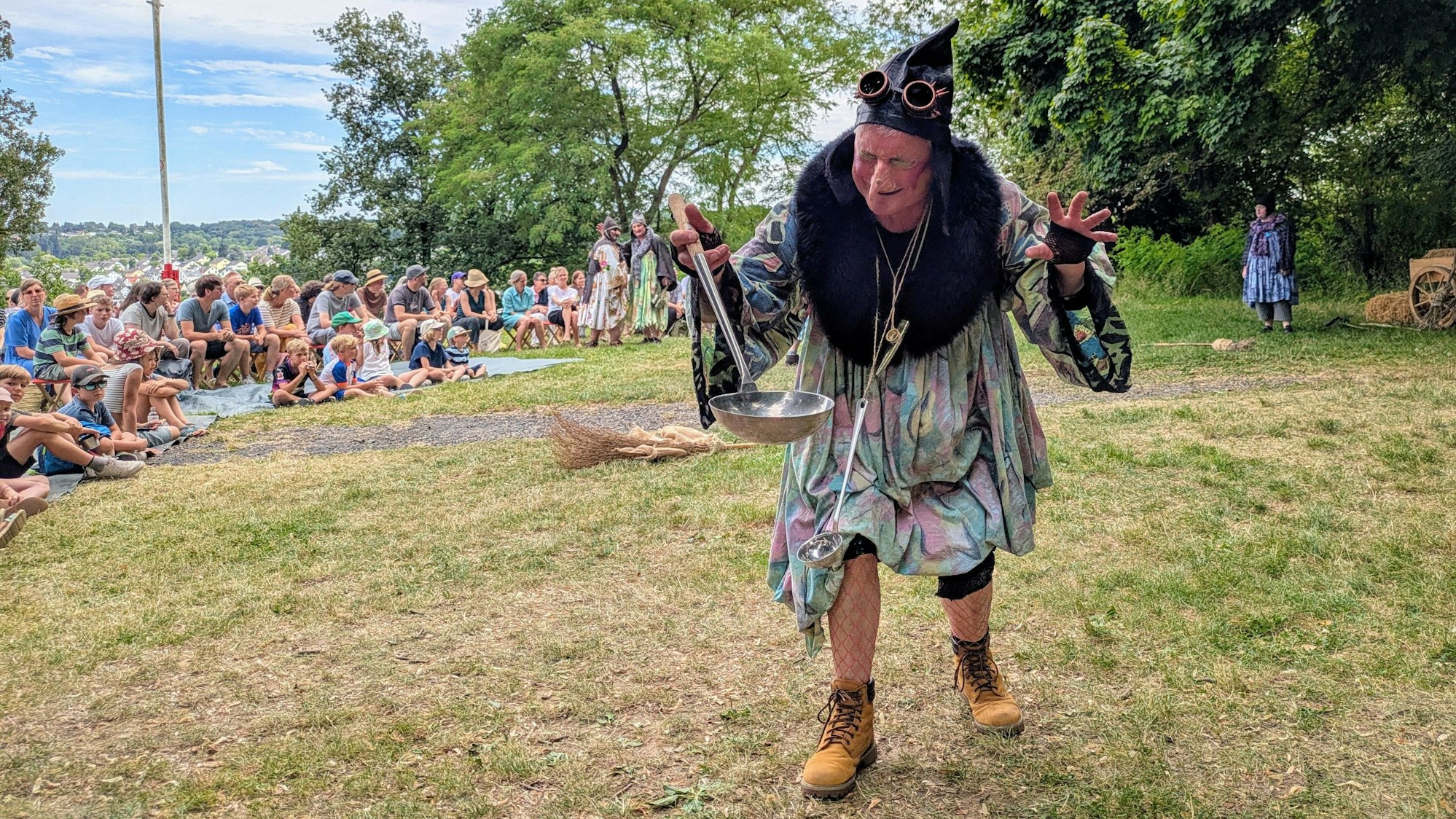 Ein schaurig-schönes Kostüm trägt die Hexe im Stück, die die Kinder gerne mit ihrer Zaubersuppe verführen möchte. Aber die Pänz sind ja schlau!