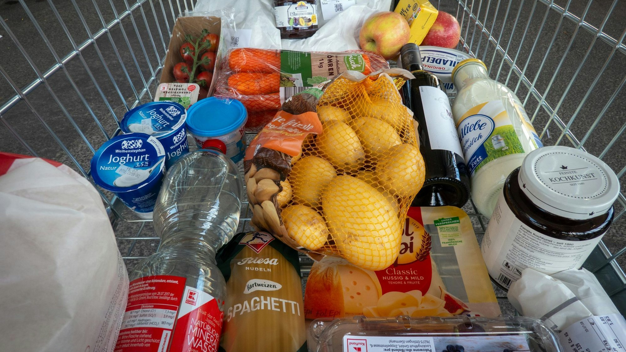 Beim täglichen Einkauf spüren Verbraucherinnen und Verbraucher die Teuerung.